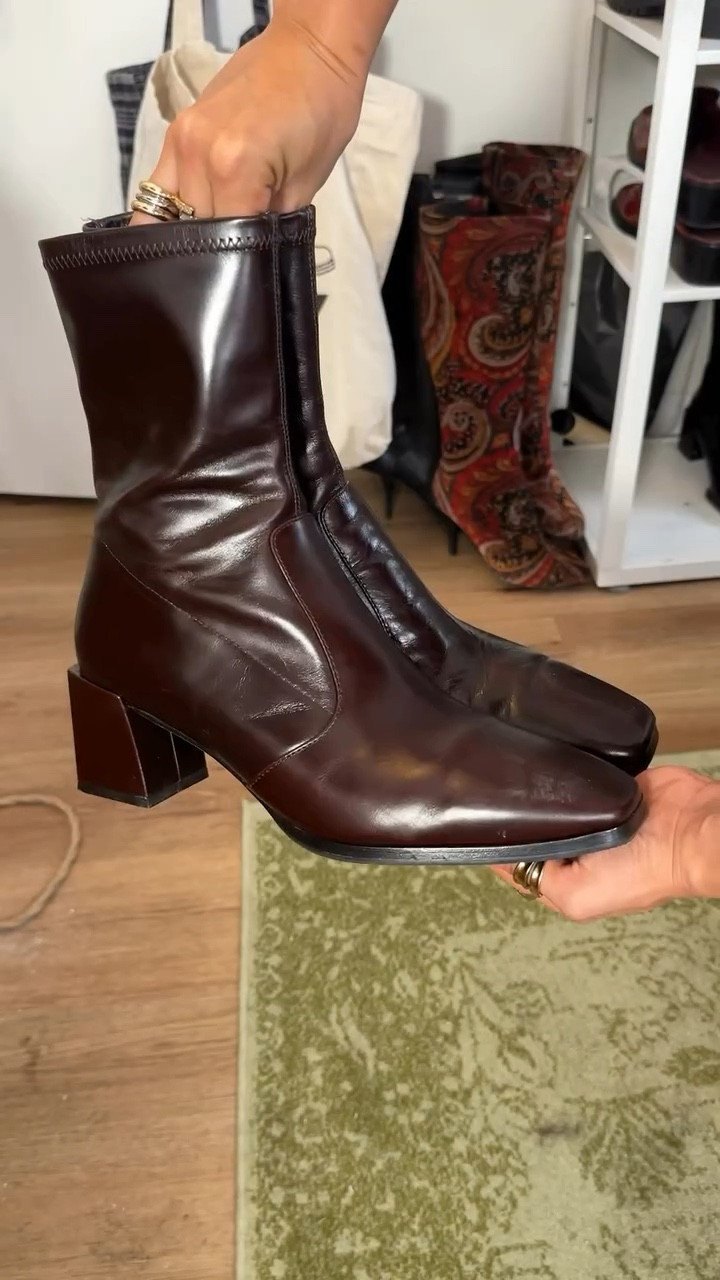 Styling every show in my closet: Fall Boots! 
Simple outfit + pops of color = ME 🌟🍒

boots @baredfootwear 
jeans @pullandbear 
cardigan @asos 
corduroy raptors hat @mitchellandness 
fragrance @fineryfragrance
