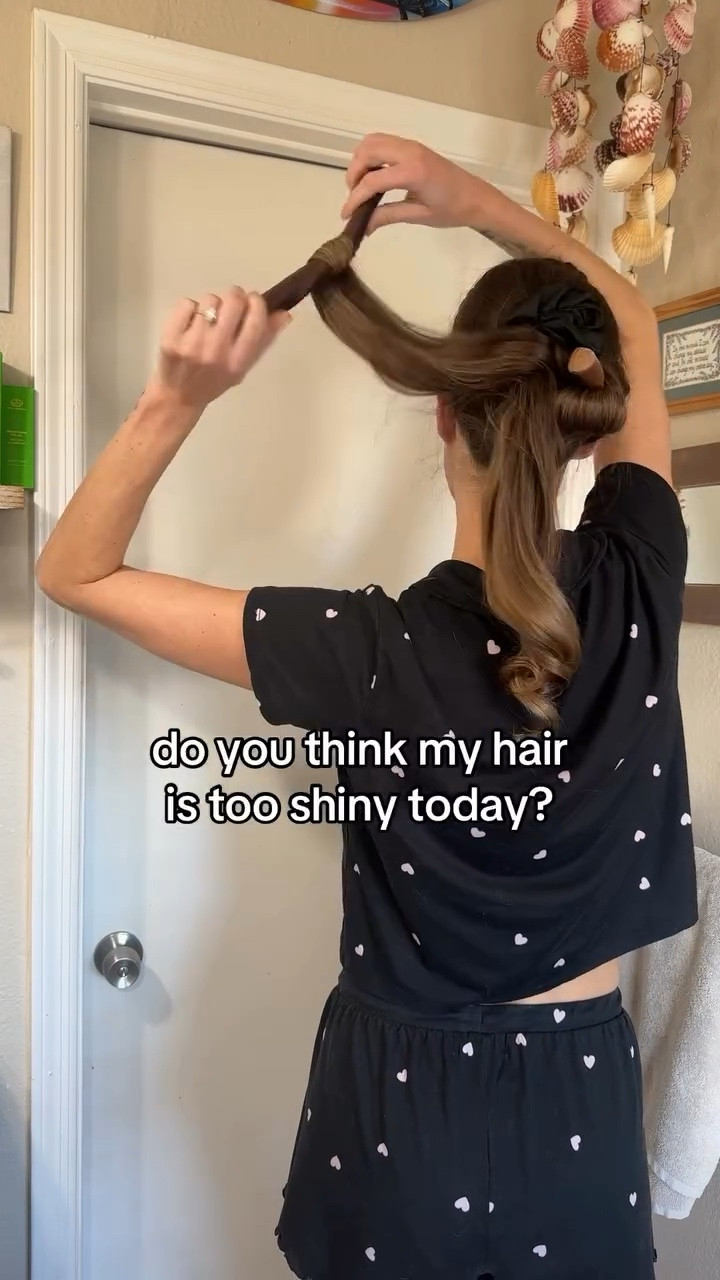 do you think my hair looks too shiny today? 🤭💫 attempting to perfect my heatless curls still and I’m slowly getting better! LMK any tips or tricks that work for you, and that I can try, in the comments below 💖

#heatlesshairstyles #heatlesshair #heatlesscurls #heatlesswaves #blowoutstyles ​⁠