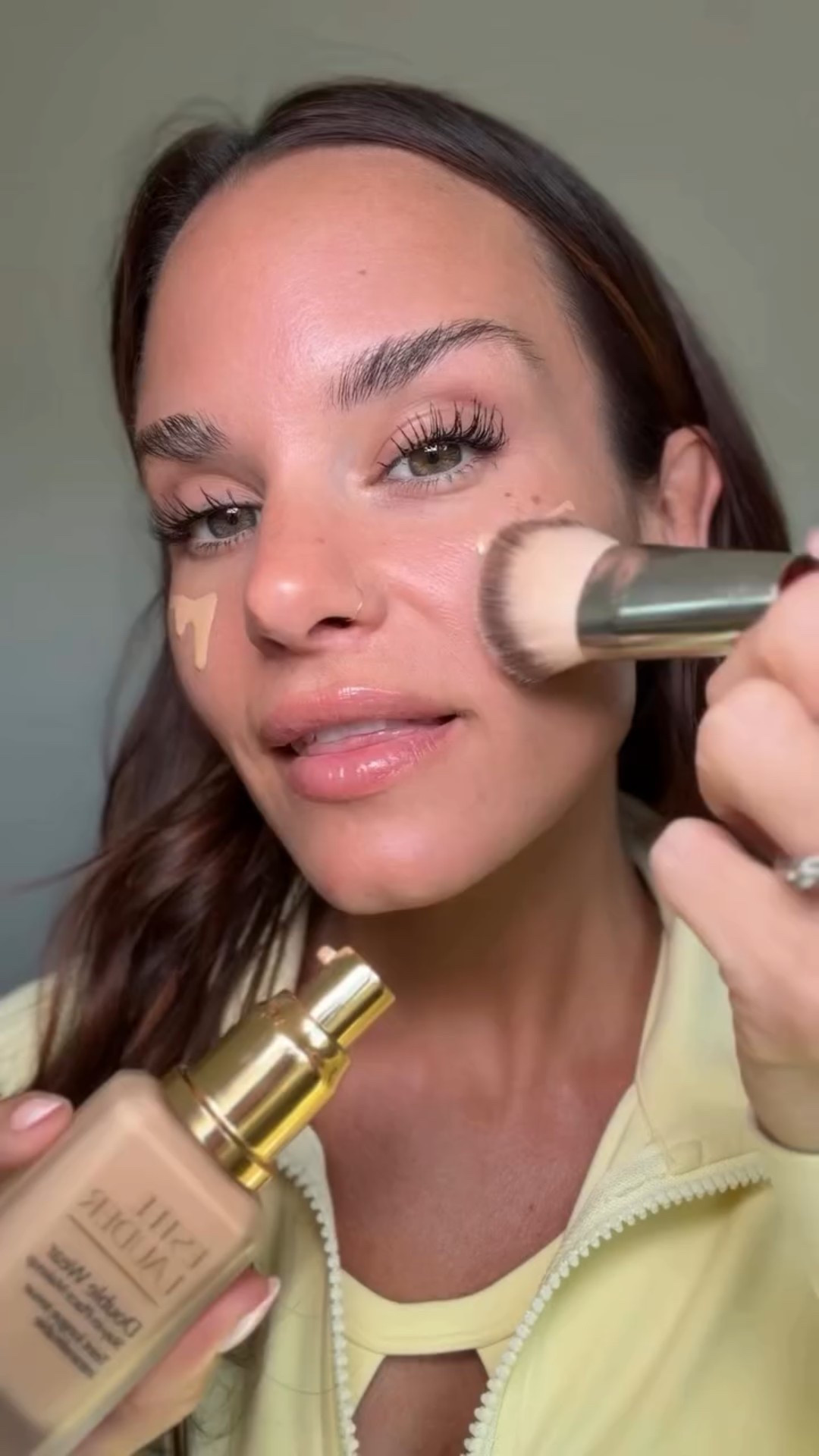 The icon just got better 👏✨ Estée Lauder Double Wear is now reformulated for even stronger hold. Same flawless, matte finish you love—just longer-lasting, smoother, and locked in all day. She does not move.

💬 Comment “doublewear” and I’ll DM you the link

#TayBeckerBeauty #TayBecker
#esteelauder #doublewear #charlestonbeauty momstylevibes reellife makeupfinds longwearfoundation