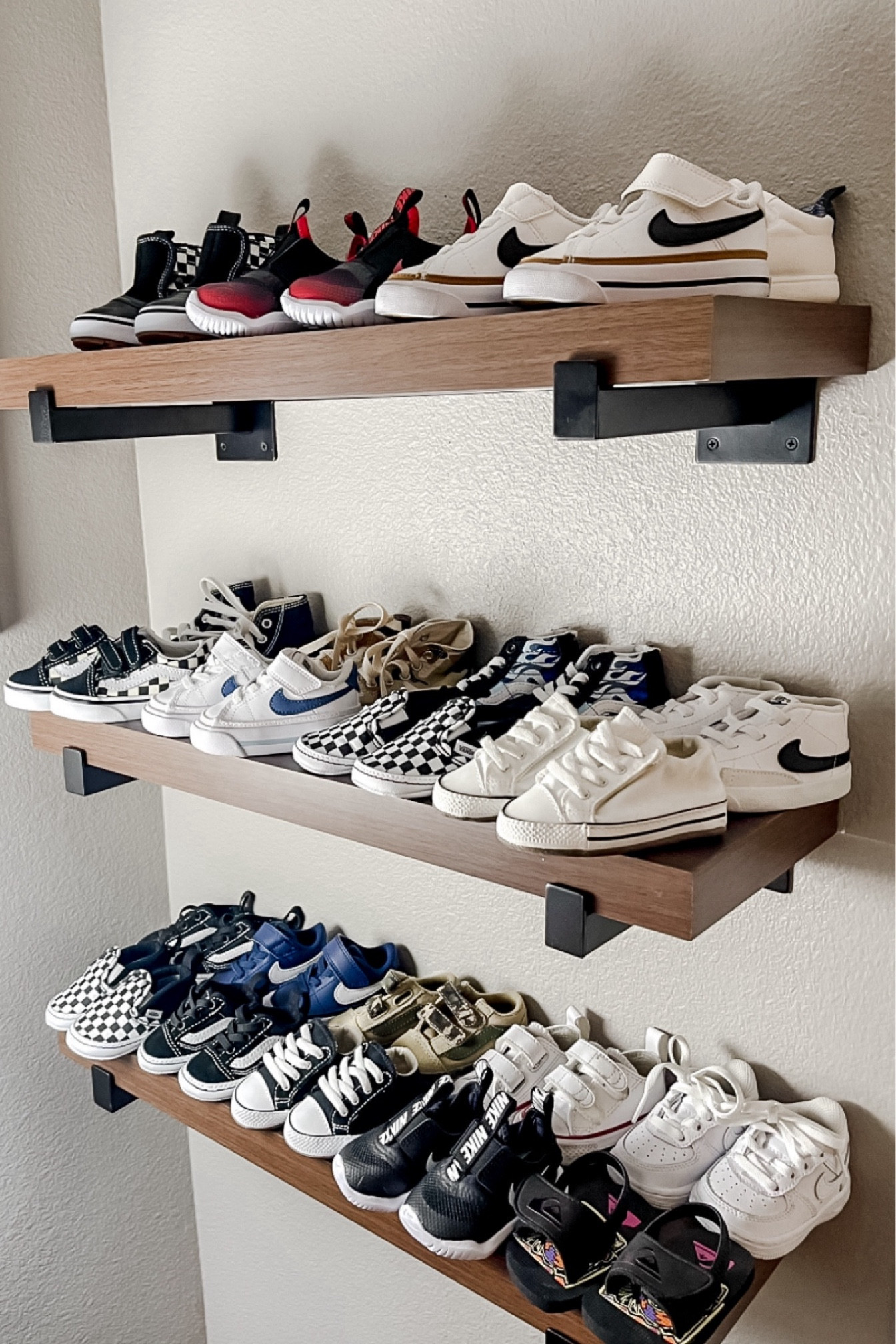 Favorite bookshelves for shoe storage in the nursery!

Bookshelf / shelves / nursery / nursery organization / kid room organization / shoe storage / closet organization / shoe organization / shoe display



#LTKHome #LTKBaby #LTKKids
