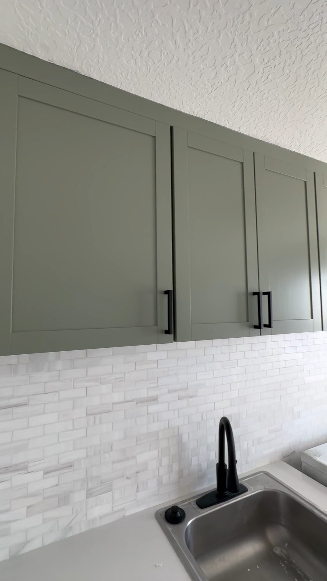 I’m loving this laundry room makeover! It is so bright and refreshing. Tile and cabinets linked below 👇 

#LTKhome