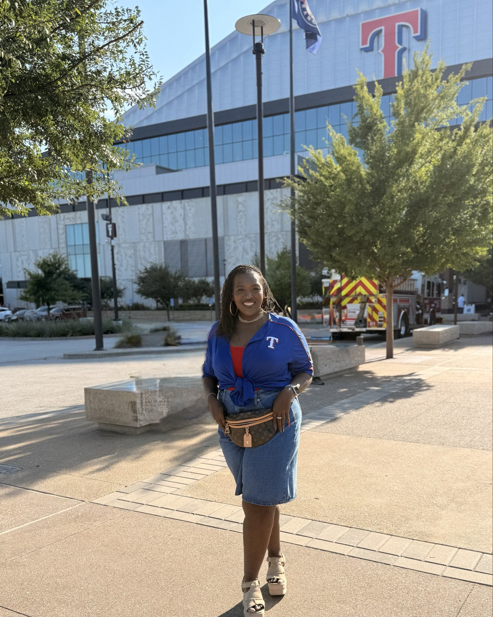Game day but make it girly ⚾💙 I’m living for the jorts trend this season and you already know a platform sandal hates to see me coming. My jersey is from a few seasons back so I linked some cute updated options for y’all. And because I love a little luxe moment—my Louie V belt bag came out to play. ✨

Shop the look + similar finds linked on my LTK!

#gamedayoutfit #jortsseason #plussizefashion #curvygirlstyle

#LTKPlusSize #LTKSaleAlert #LTKItBag