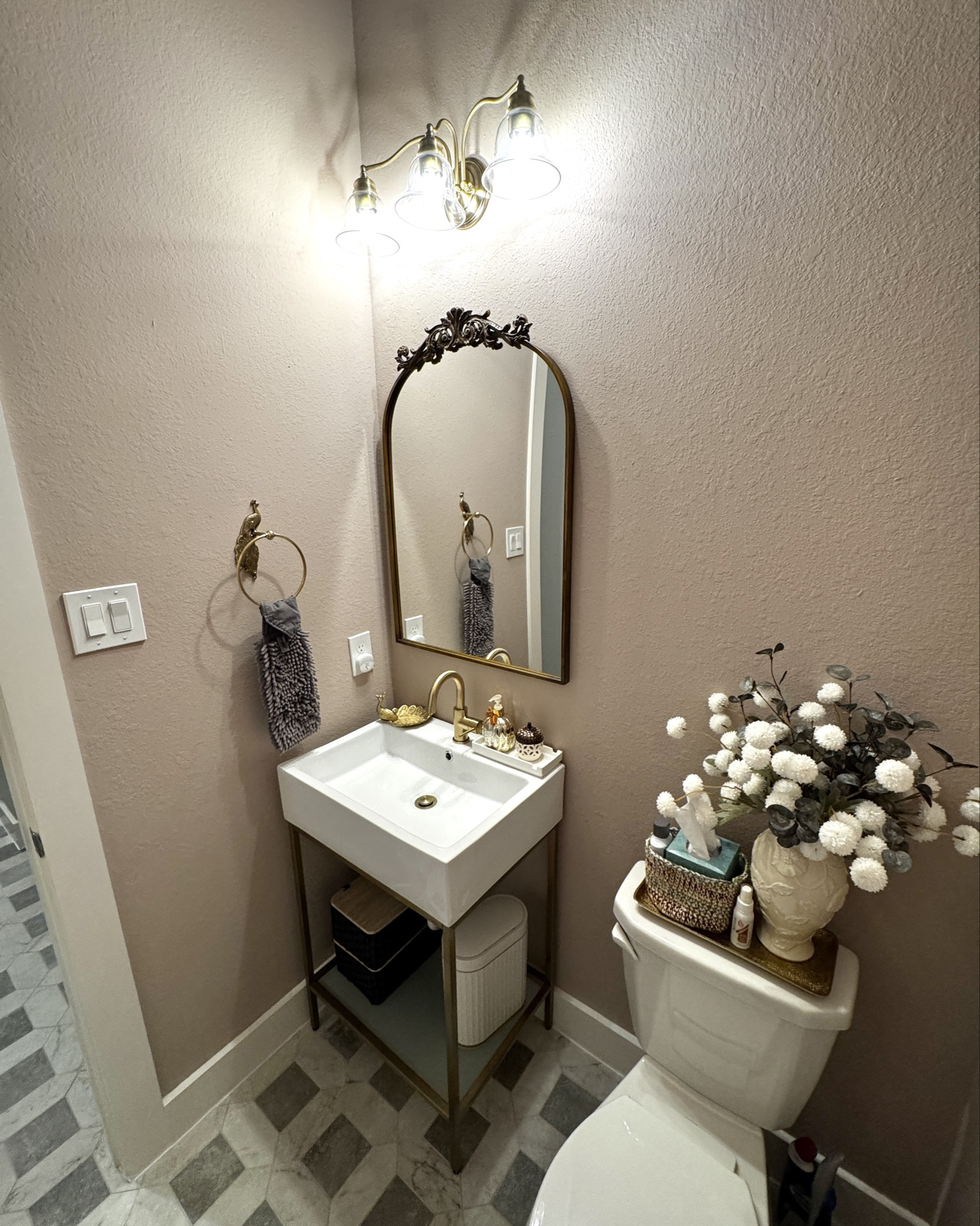 Bathroom Decor

#everypiecefits

Bathroom update 
Bathroom remodel 
Vanity 
Vanity light 
Bathroom hardware 
Baskets 
Mirror 
Antique mirror 
Wall mirror 
Faux florals 
Home decor 
Interior design 

#LTKHome