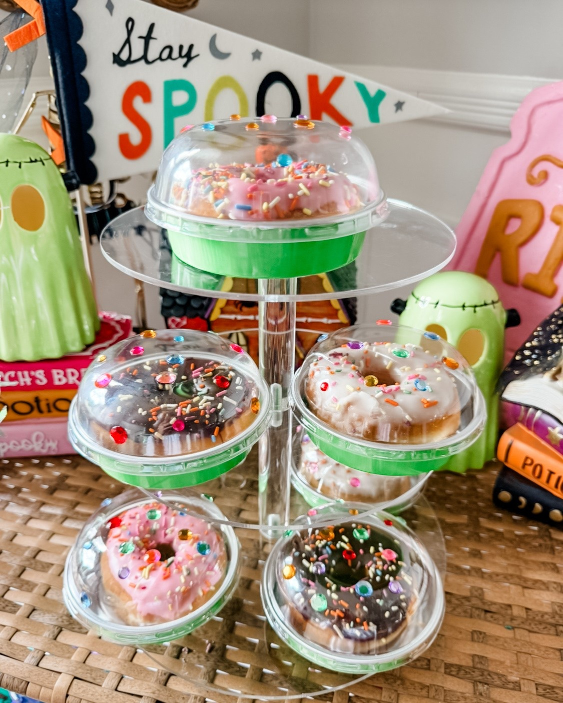 Get these adorable mini pie tins for your next bake sale! They’re perfect for Christmas or any other events! 

#BakeSale #PieHolder #HolidayDecor