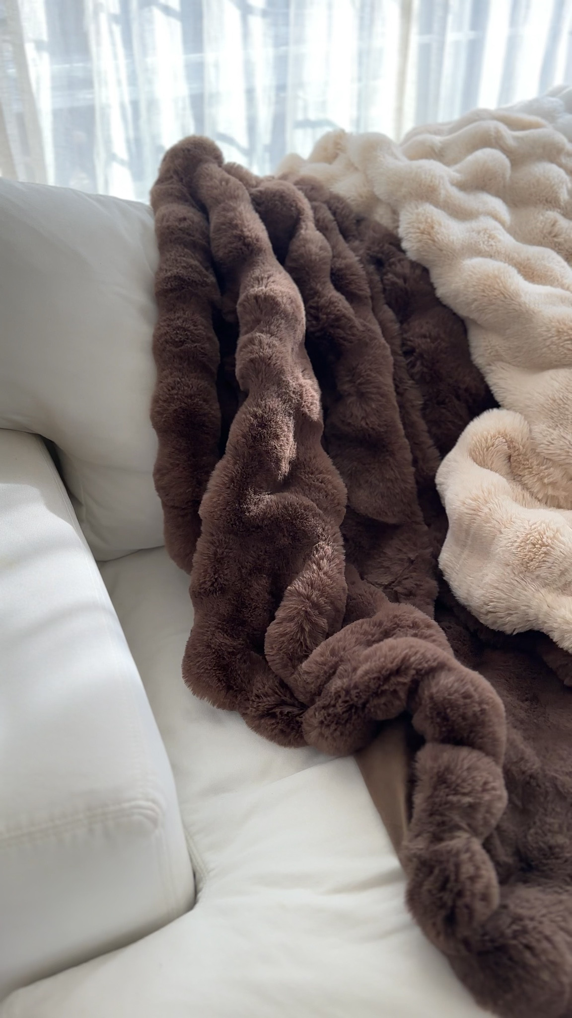 My favorite blanket ever 🤎
Affordable, soft, and luxurious.
Linked below 