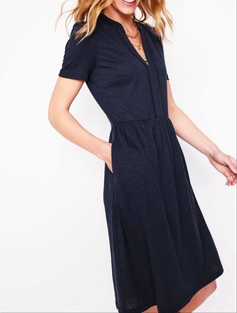 Petite short sleeve dress foe summer and fallHey. I am 4'11/150cm petite fashion blogger snd I share style tips and shopping finds for short women.

#LTKPetite #LTKMidsize