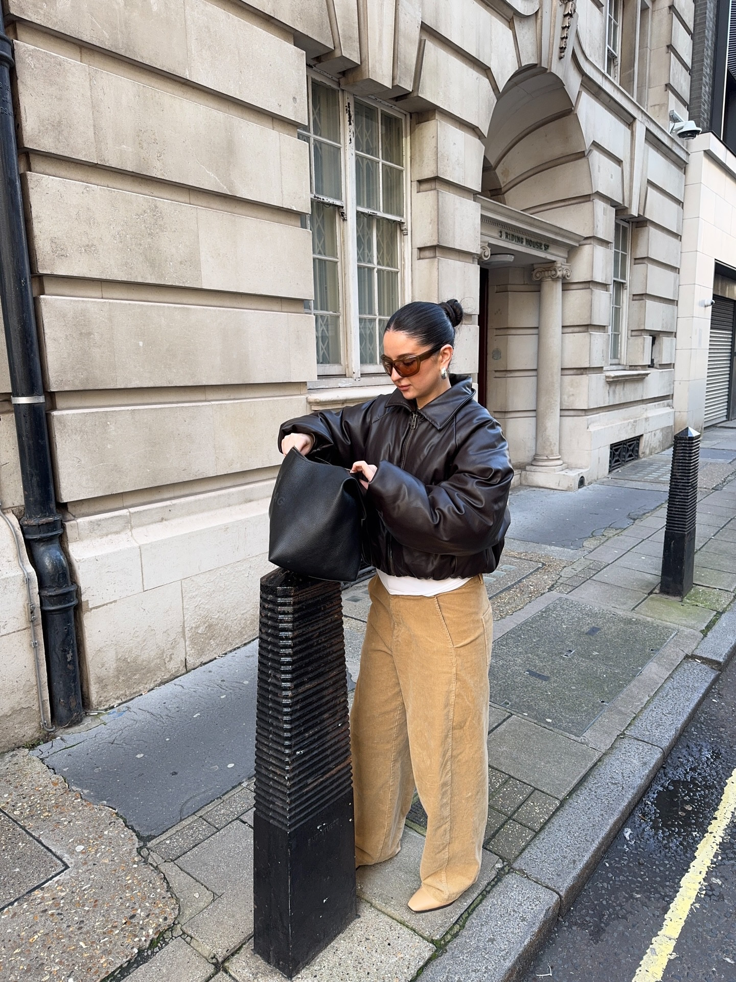 Oh London 🫶🏼

Wearing corduroy jeans with beige boots, brown puffer jacket 

Boots are old old old H&M 
Jacket is from pull and bear a few years ago 

#LTKSpringSale #LTKdayinmylife #LTKgrwm