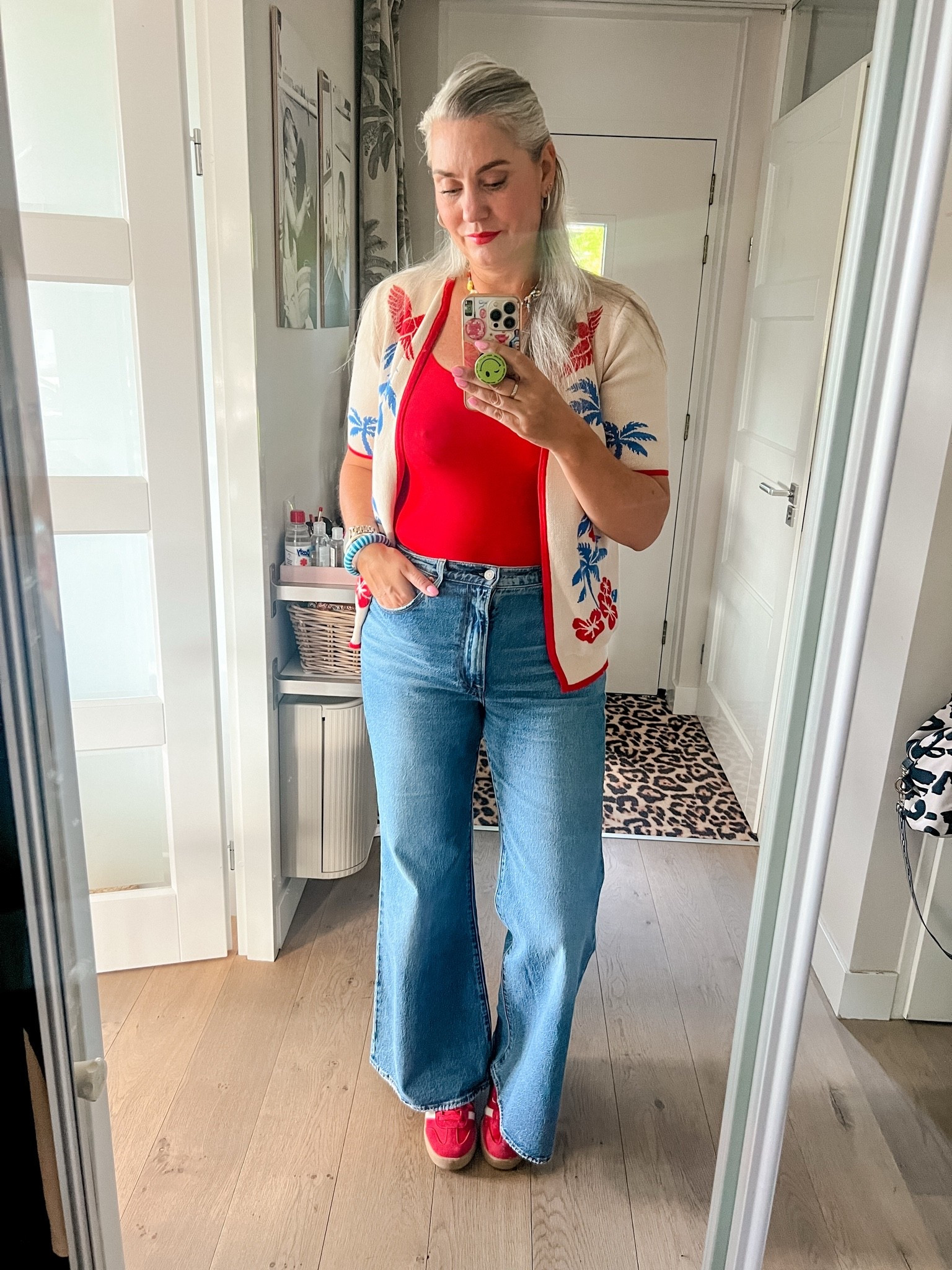 OOTD - Dinsdag. Rode basic body van CFAB, vestje met palm print van Oxknit (code MARLOUS15 geeft 15% korting), Levi’s Bell bottom jeans (31/34) en rode suède sneakers.

#LTKnederlands #LTKeurope #LTKstyletip