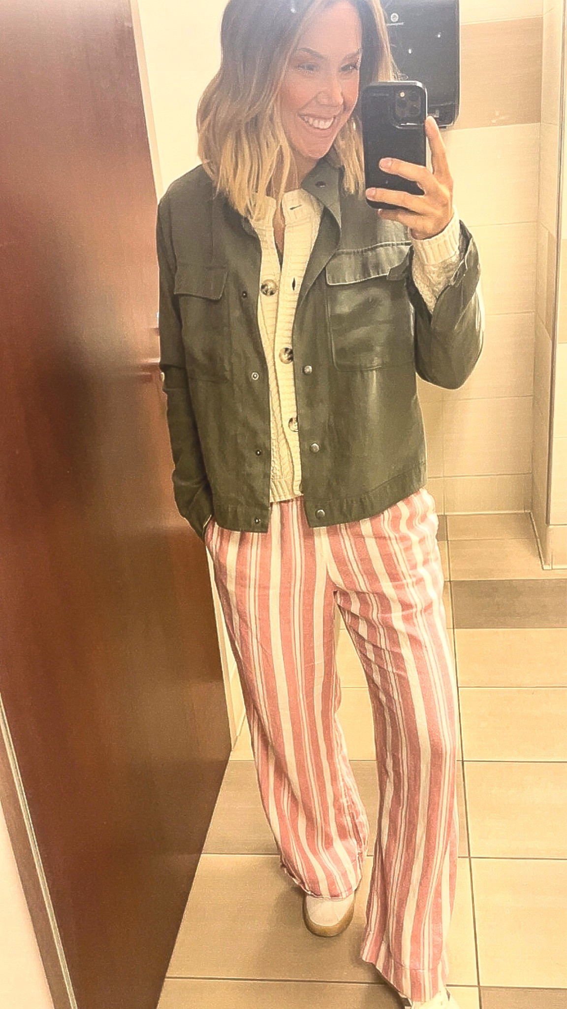 Spring sunshine, soft linen, cozy layers. These pants will take you from daytime, to the pool or even glammed up for the night out. 

FYl, pants are elastic waist but no tie string.
Wearing size xs. Bonus no need to hem for being 5’4.