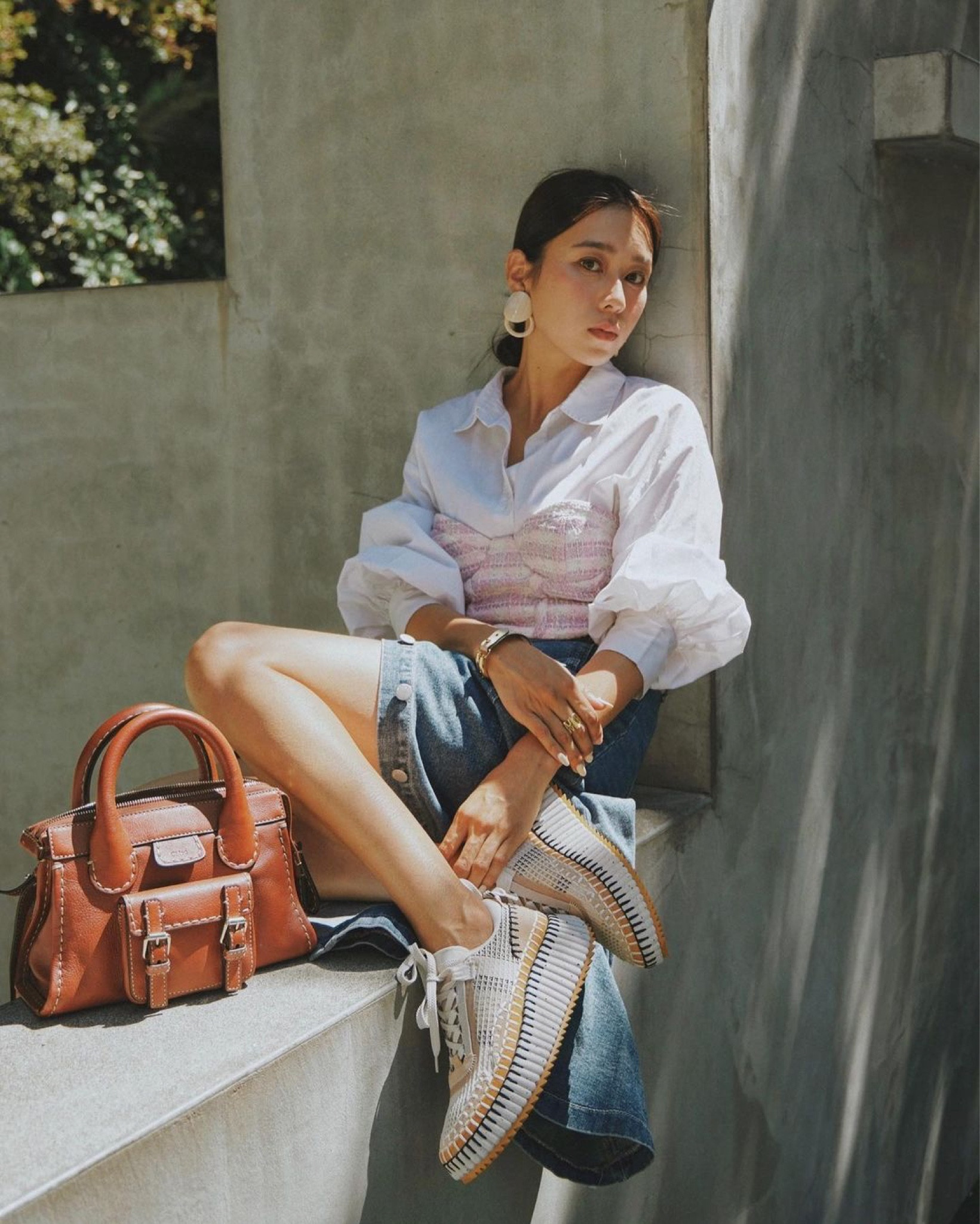 挖掘到台北一個很可愛🫶🏼的地方
感覺下次可以再來拍一次

但～只能說這幾天真的熱歪了🫠🫠🫠已融化
實在是不宜出門😂
拍外景 不用幾分鐘，頭都要昏了啦～

前幾天我老公中暑
不知道大家有沒有看到
不舒服到趕緊刮痧🫣
實在是太痛了！！！！
以前小時候常中暑，
每次刮痧都哭到不行😂

大家真的要多喝水 ，小心中暑🥵
#chloe #LTKtaiwan#LTKasia

#LTKshoecrush #LTKitbag