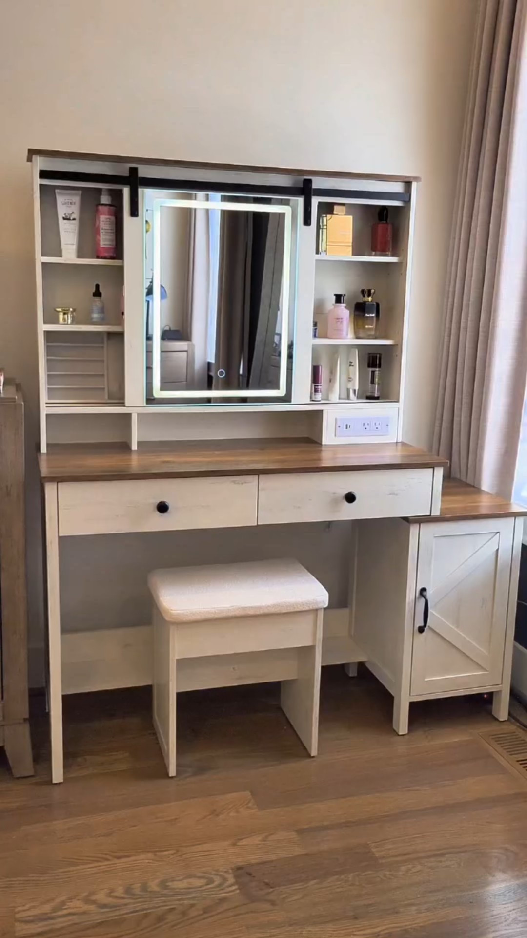 “Mi nuevo vanity de Vasagle de SONGMICS 🤍✨ funcional, elegante y pensado en cada detalle.
Espejo con luz integrada 💡, estación de carga 🔌 y muchísimo espacio para mantener todo organizado. El lugar perfecto para mis momentos de self-care 💄🤍”

Comenta Vanity y te envío el link 

#VanitySetup #SONGMICS #VASAGLE #makeup

#LTKmomlife #LTKValentine #LTKU