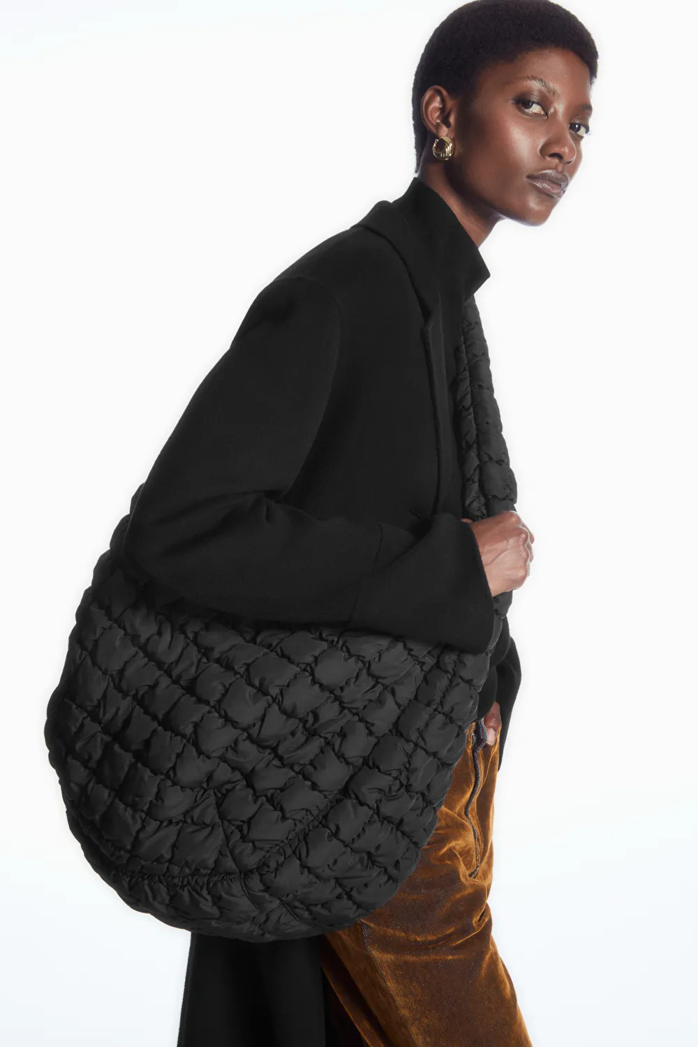 OVERSIZED QUILTED CROSSBODY - Black - COS | COS (EU)