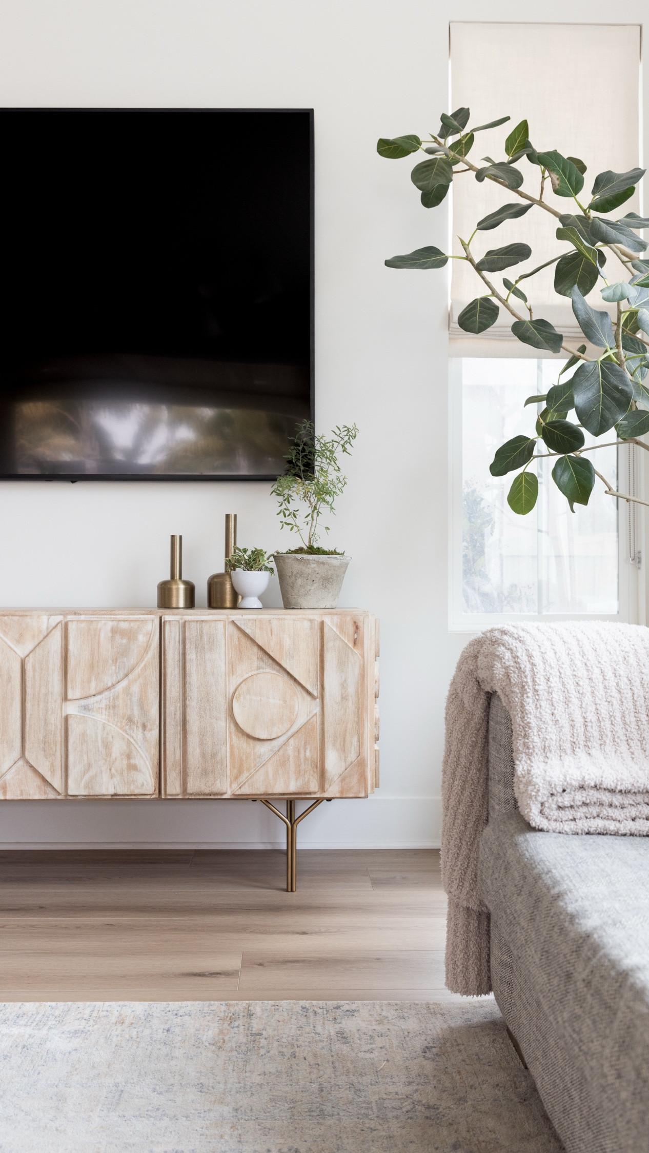 Quick refresh in the LR.. trying to give this sectional another year of life… so for now new rug, pillows and accent tables! 

Rug is so soft but Joon Loloi and so is iron side table!

#LTKFamily #LTKHome #LTKSpringSale