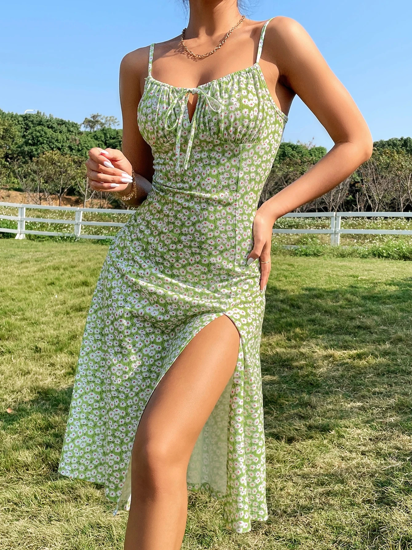 Ditsy Floral Ruched Bust Knot Front Split Thigh Cami Dress | SHEIN