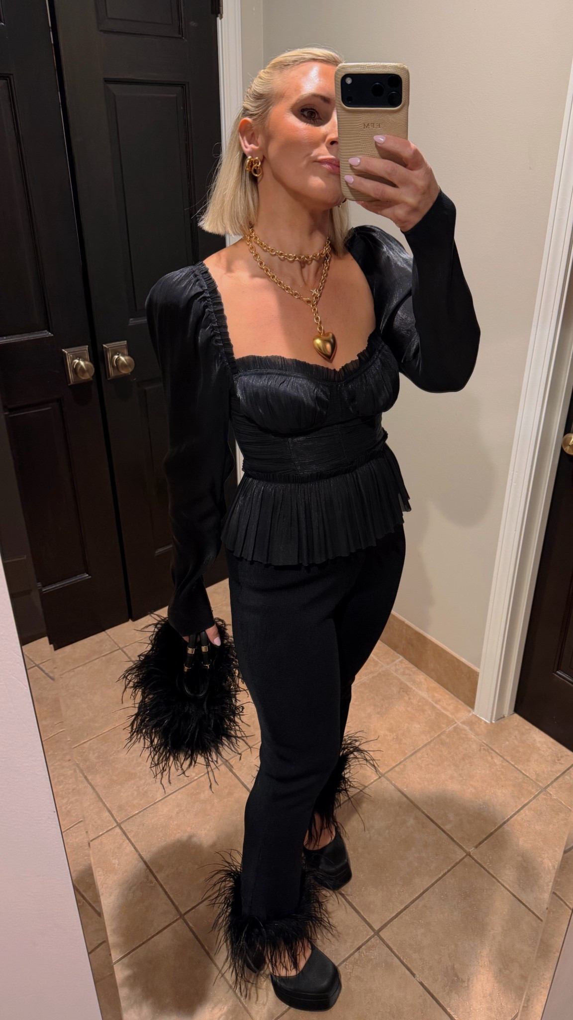 Date night! These pants are so fun 🪶🖤

#LTKValentine #LTKmomlife #LTKootd