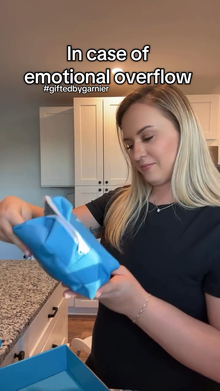 They knew that I am on an on demand crier - thank you @garnierusa for the free product! I use this religiously each night to cleanse my skin before bed. 

#giftbygarnier #garnierwaterworks #womansupportingwoman #ondemand #waterproof