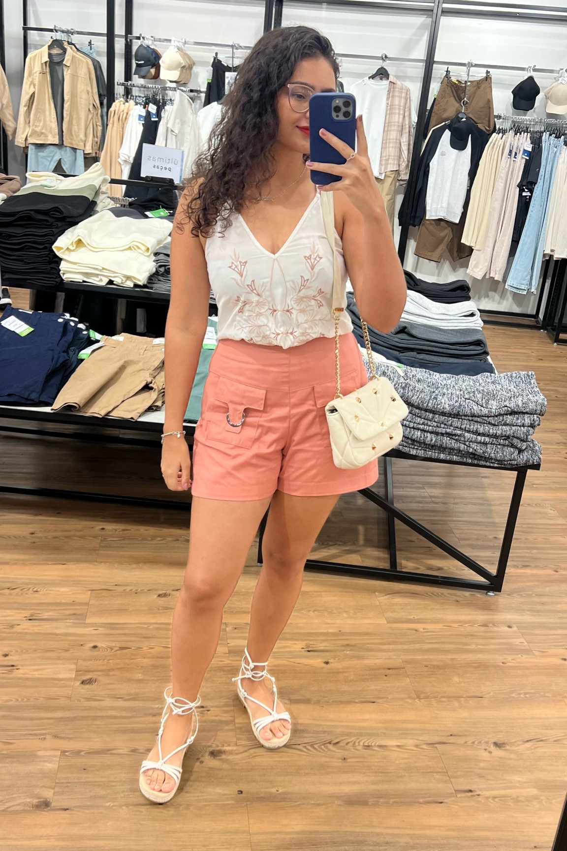 look pra ir retirar comprinhas no shopping ✨

Short de sarja com fivelas rose 
Usei tamanho 40!

#renner 


#LTKbrasil #LTKsale