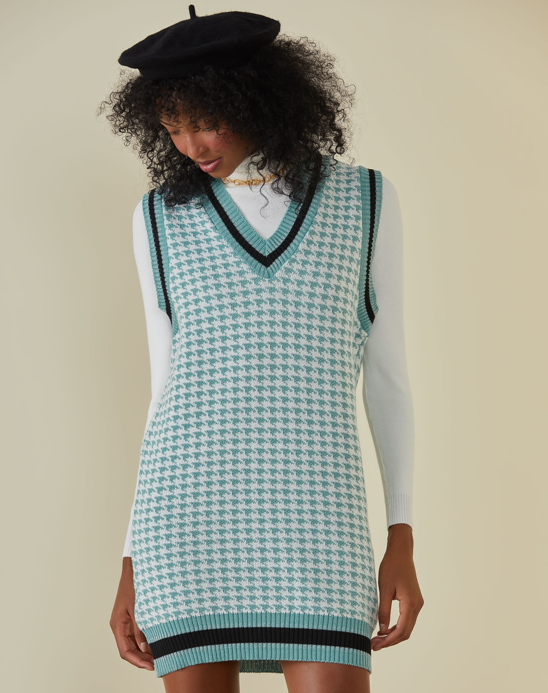 Vestido Curto Tricot Gola V | Amaro (BR)