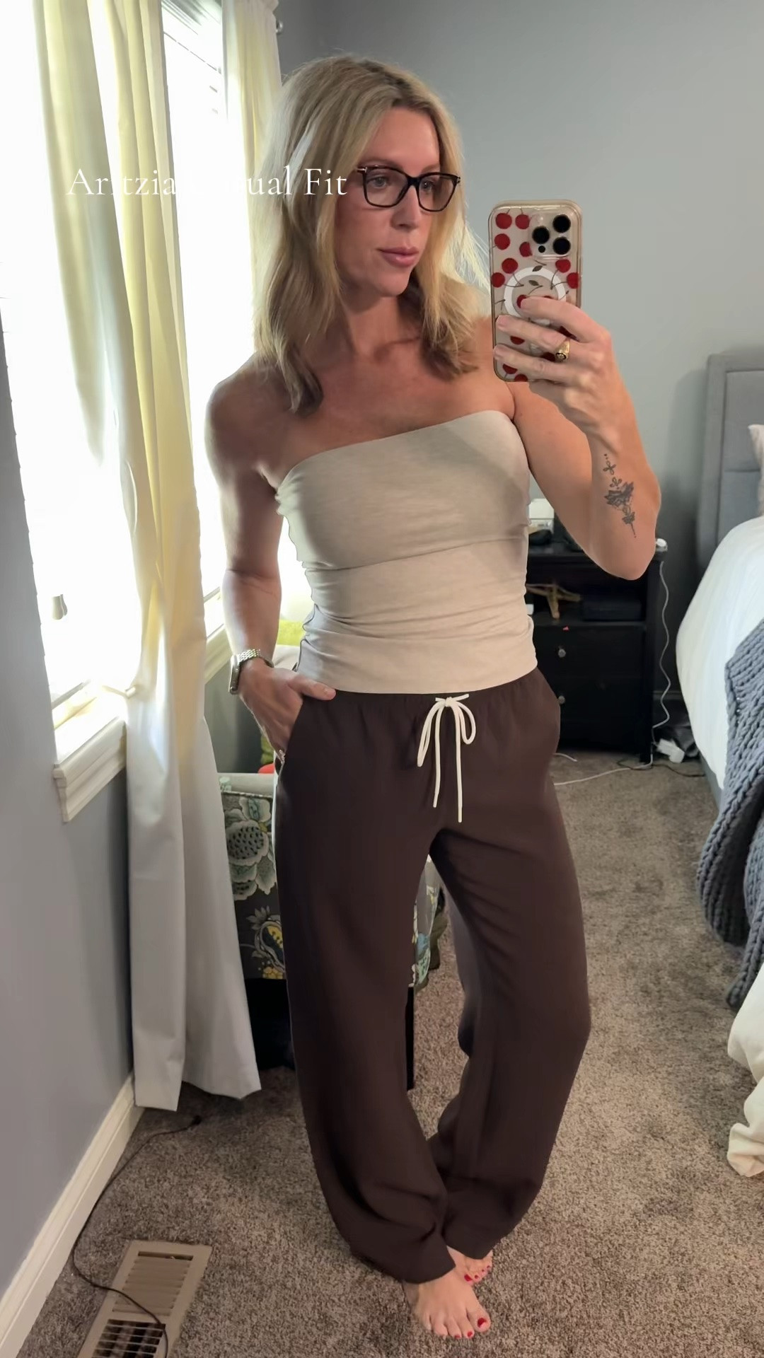 @Aritzia truly has the best clothing! Their Thesis pants have been on repeat these days and I love pairing them with their contour tube too! Wearing a S in the pants and a M in the top.