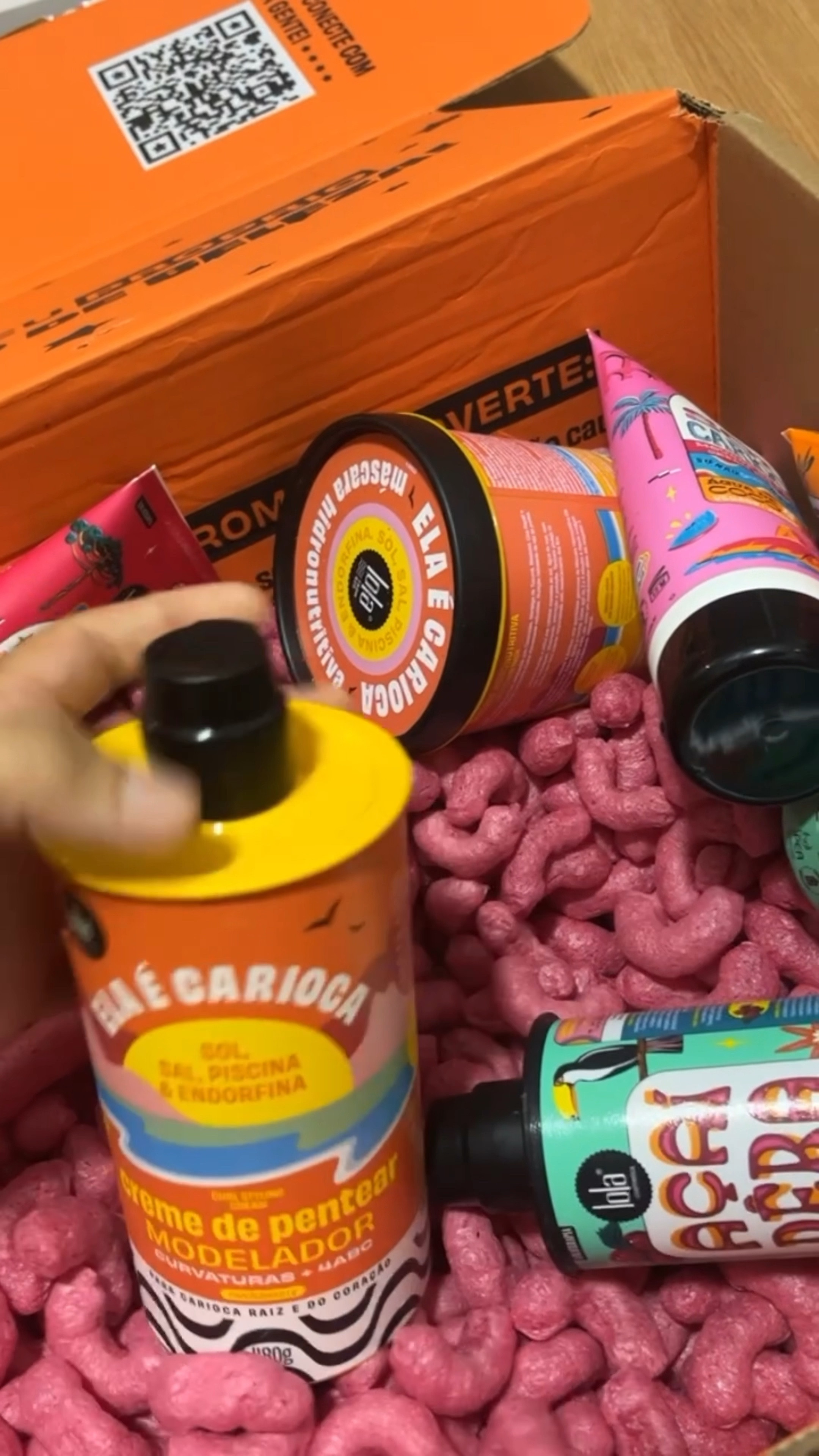 Essa linha contém um complexo proteico que atua na reposição de proteínas do córtex do cabelo reconstruindo o fio quebradiço e danificado.  Protege os fios dos danos climáticos e suor pós exercícios. 

#LTKbeauty #LTKbrasil