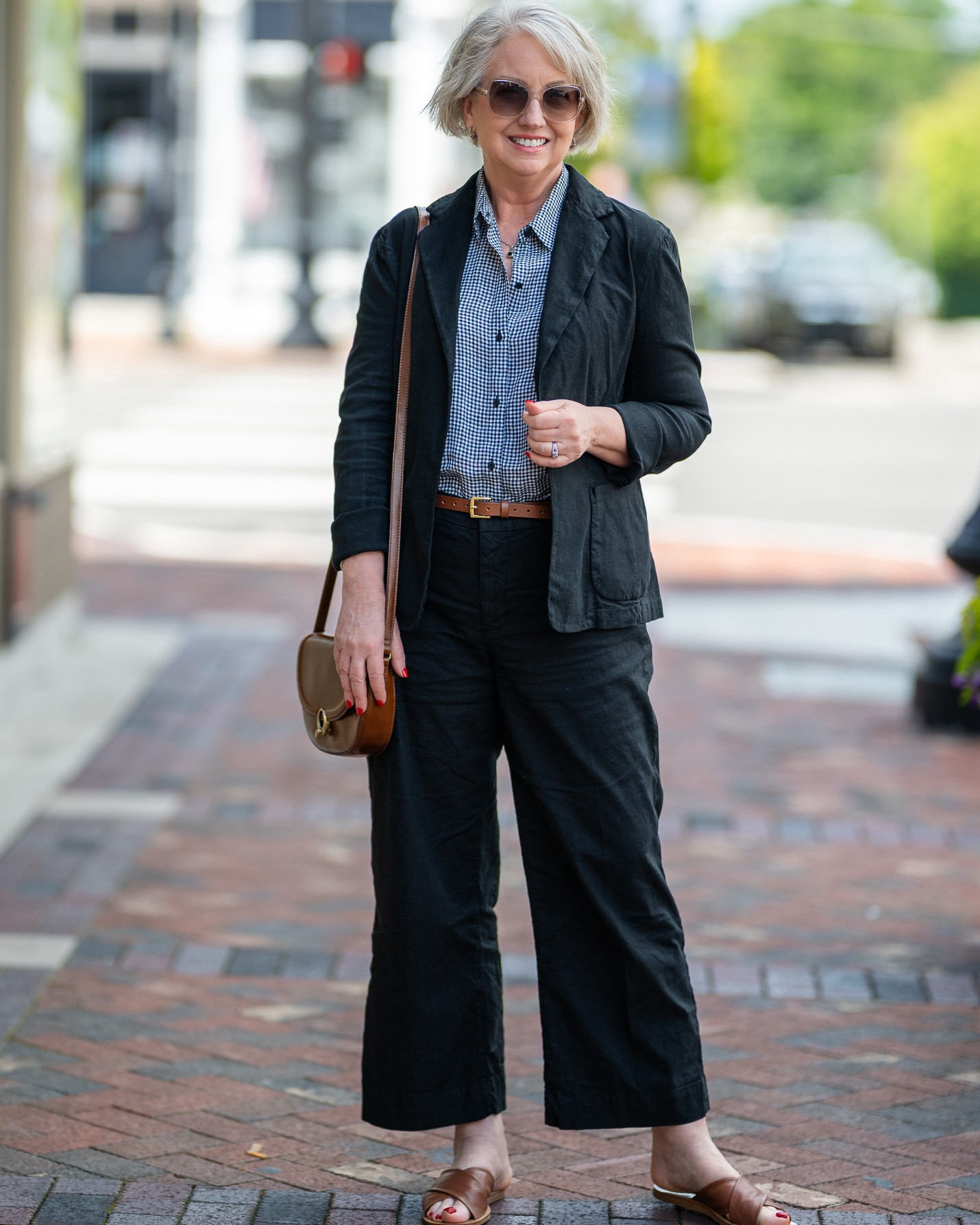 I recently ordered Frank and Eileen’s Wexford wide leg linen pants and their Dublin linen blazer, both in black. I’ve enjoyed wearing them for warm summer days, but I’m seeing great possibilities for wearing them into early fall.🍂✨
