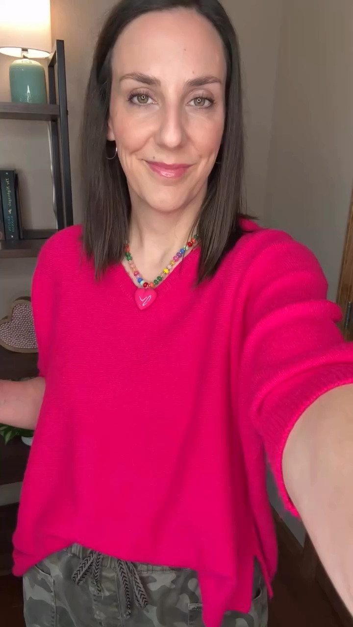 Cuteeeee new camo barrels and an emotional support @alaninutrition, and of course on Wednesdays we wear pink IYKYK 😎

Necklace: @shopmetallicmarket 
Barrels: I can link them if you want them! Let me know! 

#casualstyle #fashion #ootd #style #shopsmall