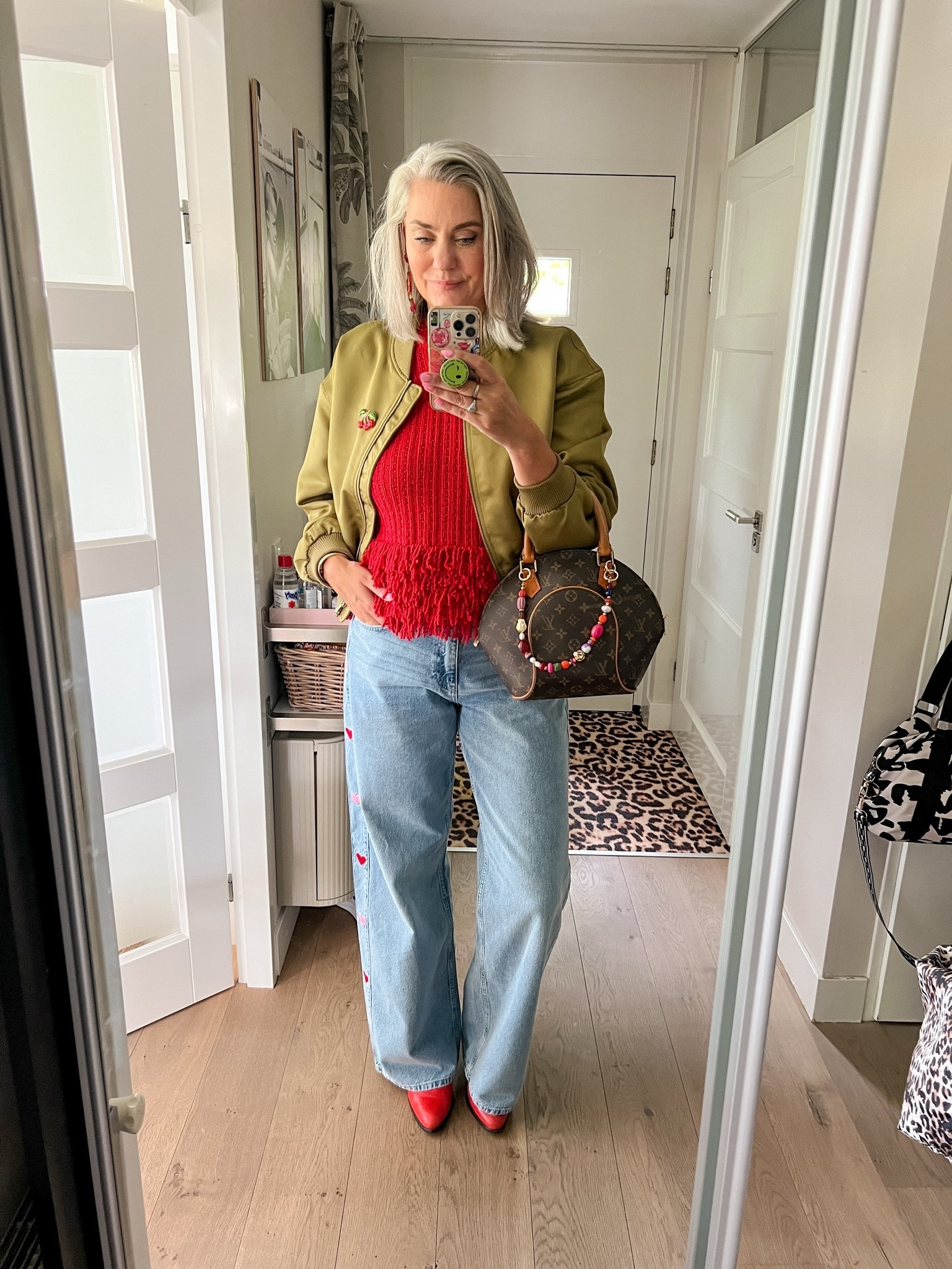 OOTD - Zaterdag. Rode gebreide top (L), olijfgroen cropped bomber jack (42), wijde jeans met borduursels  (https://most-wanted-nl.mtpc.se/6257816, xl), rode cowboylaarzen (oud) en vintage Louis Vuitton Elipse tas.

#LTKnederlands #LTKeurope #LTKmidsize