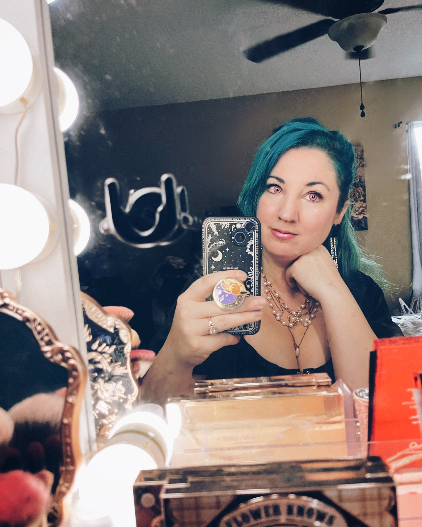 Todays makeup. Simple. Just face powder,light concealer, and space Cowboy by Urban Decay! 😊😍🥰 and my fave Rose Red contacts. Bought those from @moco_queen
#urbandecay
#makeupoftheday
#makeuplook
#mirrorselfie
#mirrorpic
#dopaminedressing
#mermaidhair


#LTKOver40 #LTKHalloween
