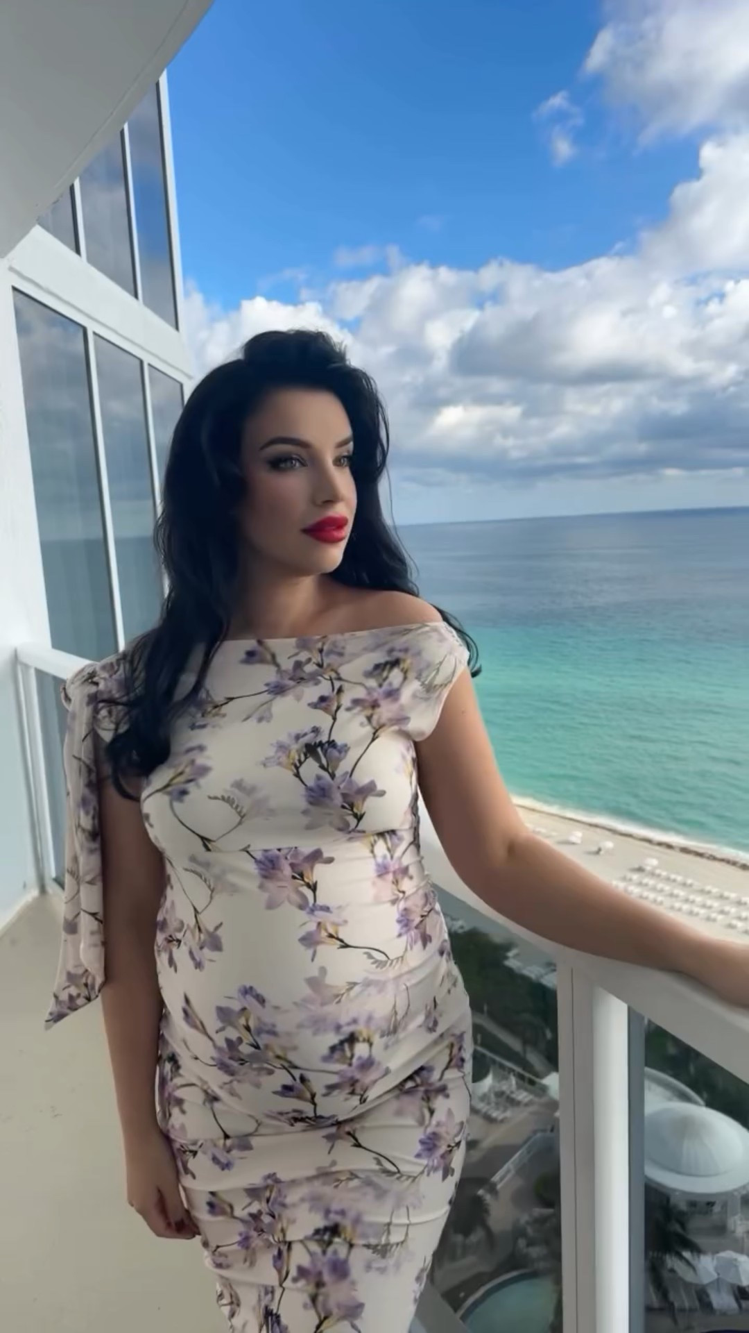 ✨ Not hiding from you anymore… 29 weeks and glowing under the Miami sun.
Baby #2, we can’t wait for you. 🤍🌴🤰🏻👧🏻👶🩷🩵💫