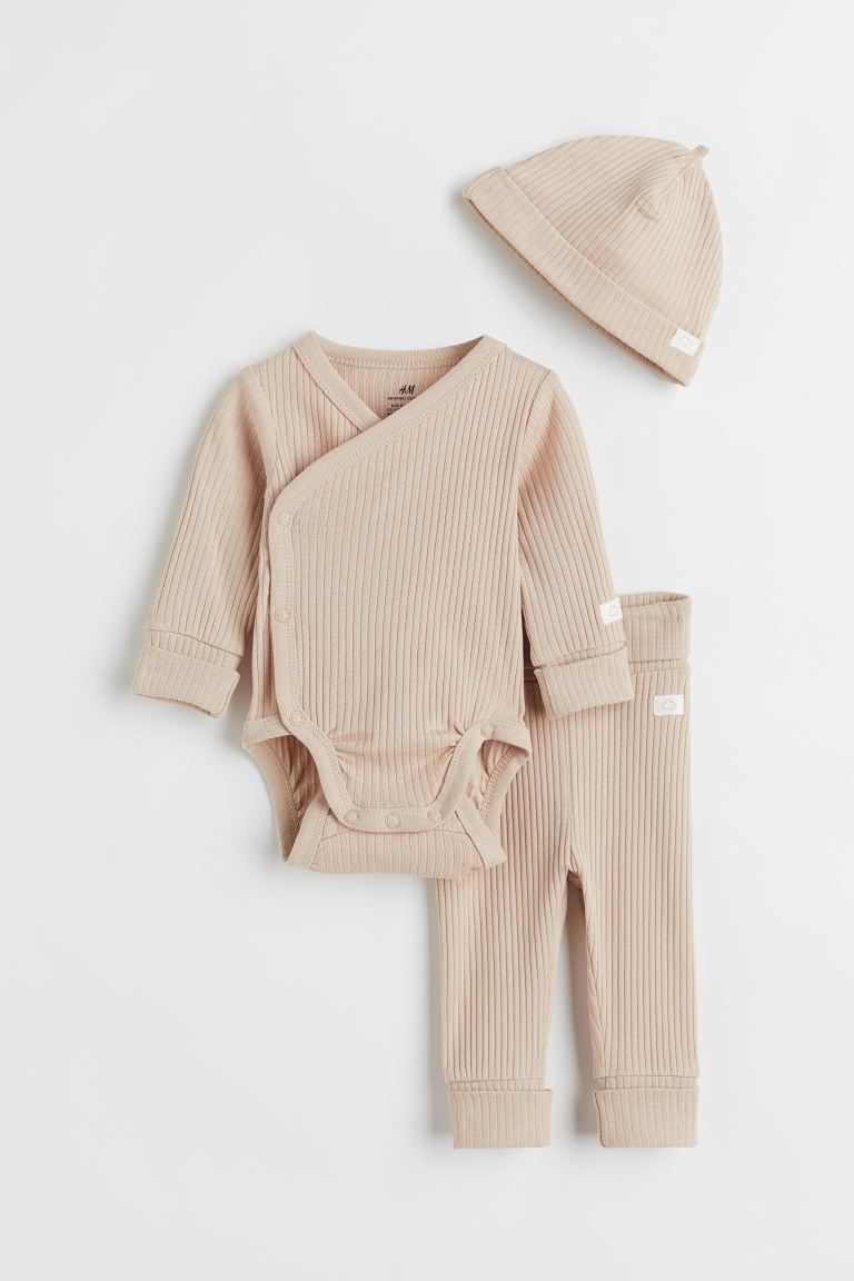 Conscious choice  Set in soft, organic cotton jersey designed to grow with your baby. Long-sleeve... | H&M (US + CA)