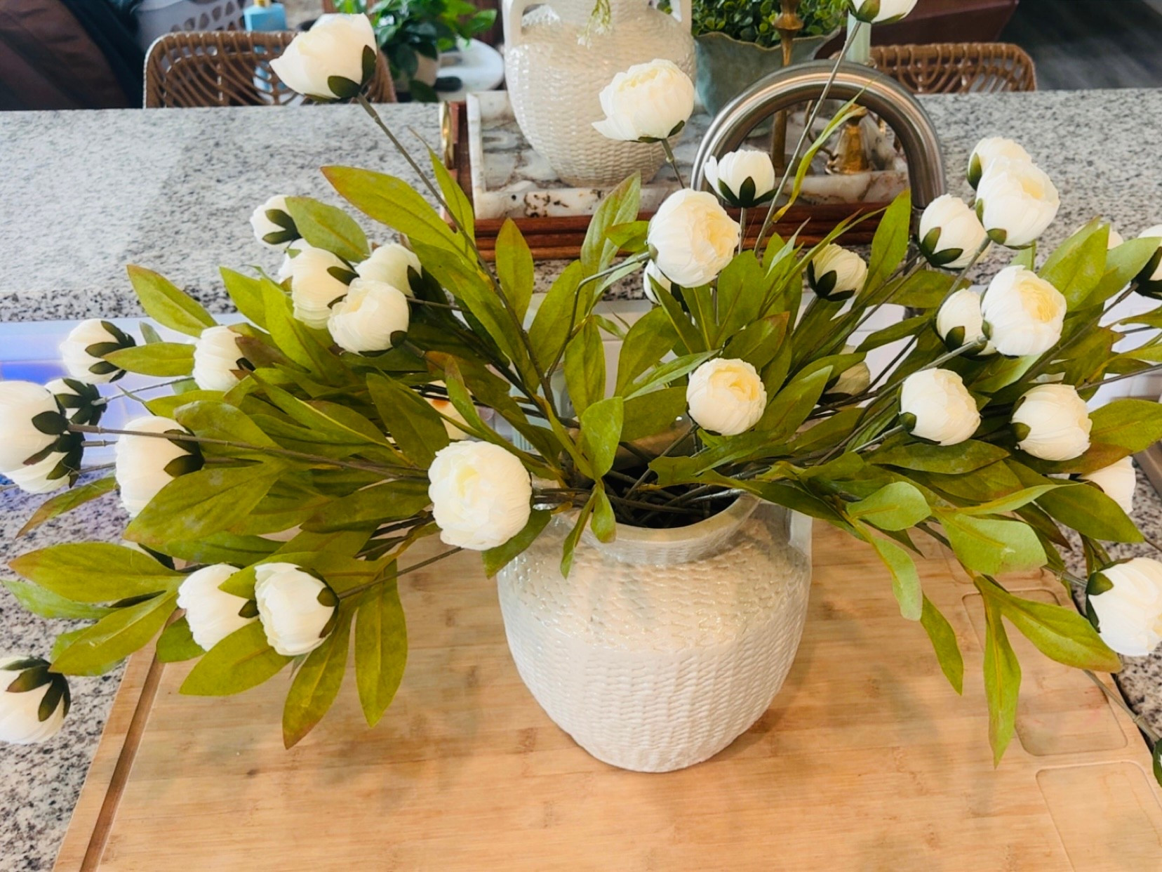 simple home refresh 🤍

how i style stems so they actually look full:

• use odd numbers  
• bend stems outward  
• don’t overfill your vase  

so simple but makes a huge difference 🤍

everything is linked on my LTK ✨

#LTKHome #LTKSeasonal #LTKmomlife