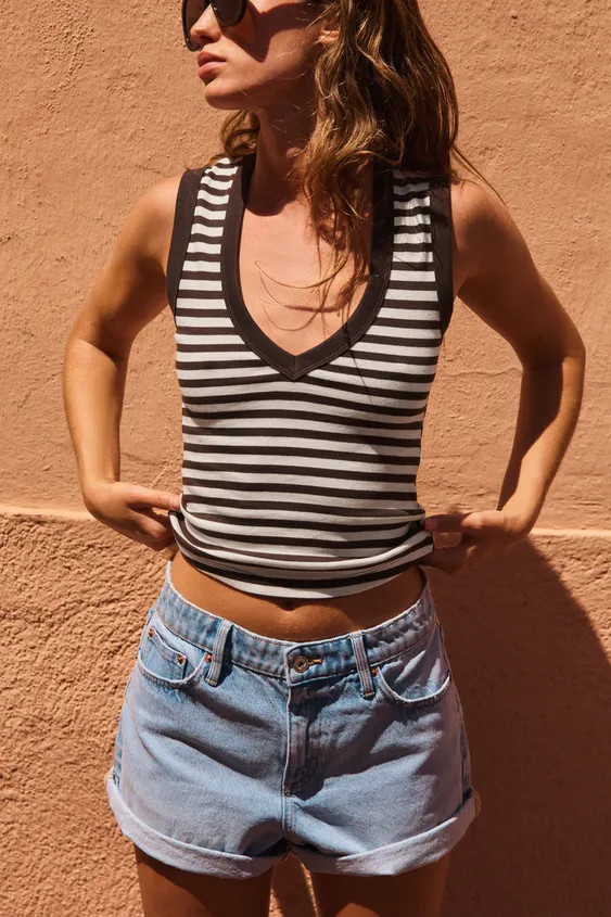 BAUMWOLL-T-SHIRT MIT V-AUSSCHNITT UND STREIFEN | Zara US