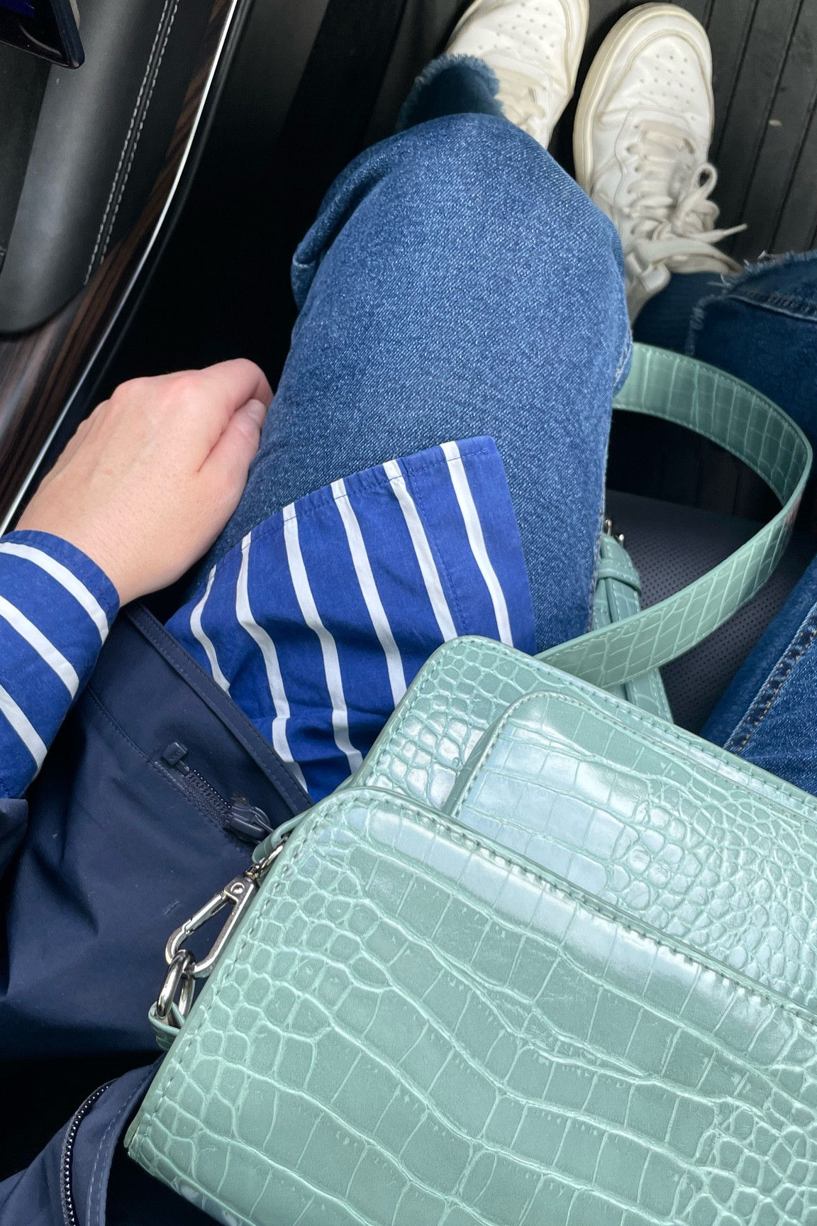 • Striped blue oversized shirt #arket (similar, linked) 
• Navy blocktech coat #uniqlo (linked)
• Mint green bag #hvisk 
• Midwash flare crop « Sienna » jeans #mango (linked)
• High tops #nike (linked)

#LTKautumn #LTKfrance #LTKeurope