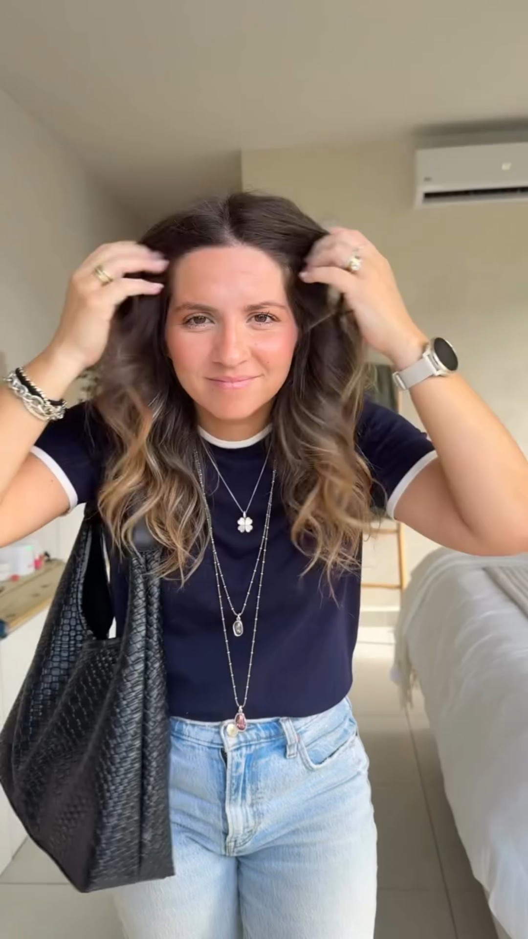 Look del día ✨ Amando este elevated knit tee de @hm … la amé tanto que la pedí en TODOS los colores 🙈 Porque mi go-to mom outfit siempre es jeans + t-shirt, y tener una versión más elevada hace toda la diferencia 🙌 #OOTD #MomStyle #HMFinds