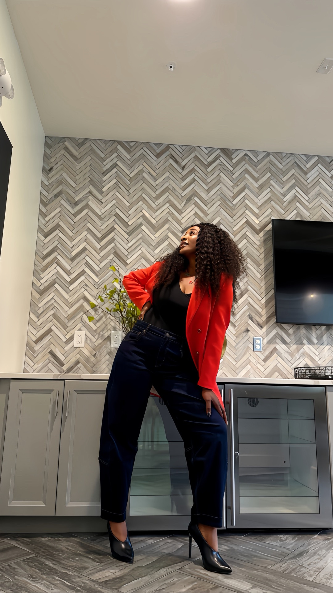 THE JEANS. Period. 🔥

Relaxed. Sculpted. Effortlessly chic. These barrel legs just changed the whole outfit. ❤️‍🔥

Thank you, @Ruti  for the denim moment! 🤎✨

Shop my exact look 🛍️

#LTKdayinmylife #LTKootd #LTKOver40