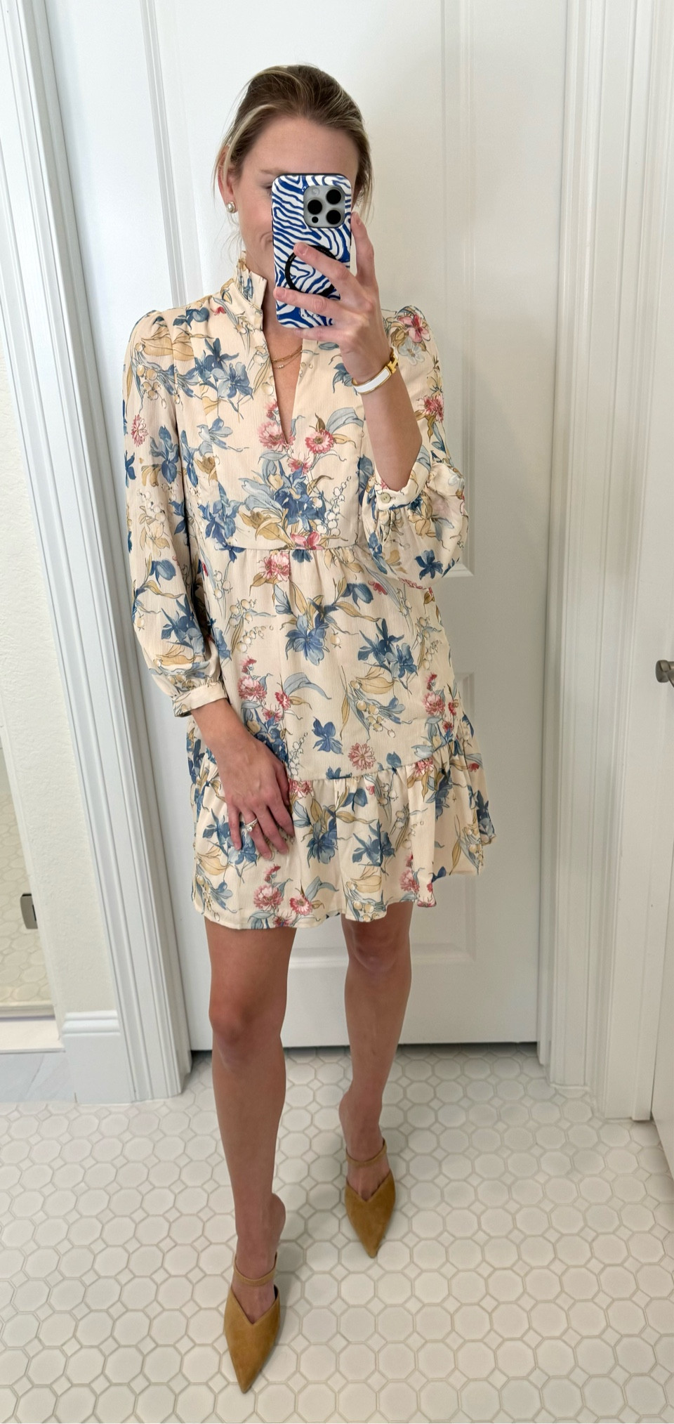 Family photo looks on my mind! Trying to find all the options to help all you busy moms! This one is a great silhouette. A lovely pattern with colors to coordinate with. I'm 5'7 for reference & still not too short.