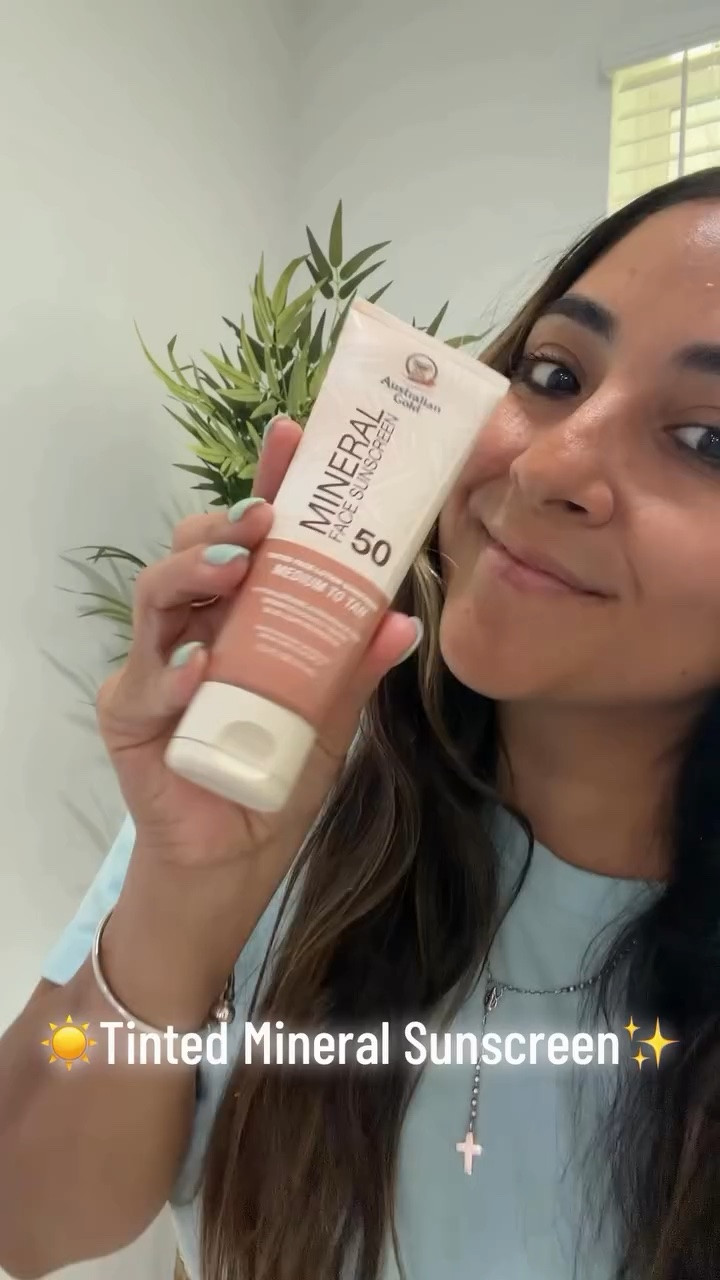 Perfect tinted sunscreen! Blends seamlessly, evens my skin tone, and feels light while giving great sun protection all day. @australiangold @influenster #TintedSunscreen #SPF50 #AustralianGold #NoMakeUpMakeUp #SkinCareRoutine