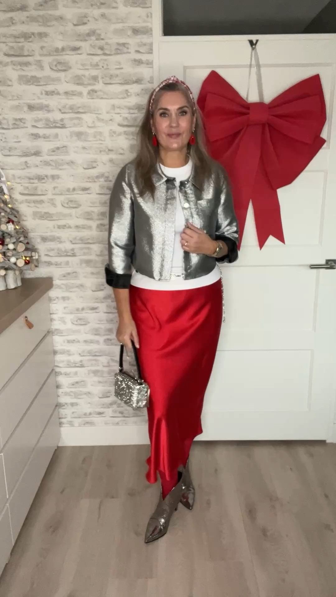 7 days of non-black party wear - day 3. A silver cropped jacket (secondhand find) paired with the best basic white t-shirt, red satin skirt (Neo Noir), red tights, silver boots, sparkly purse (Norah), plaid headband and red beaded earrings  



#LTKeurope #LTKpartywear #LTKnederlands