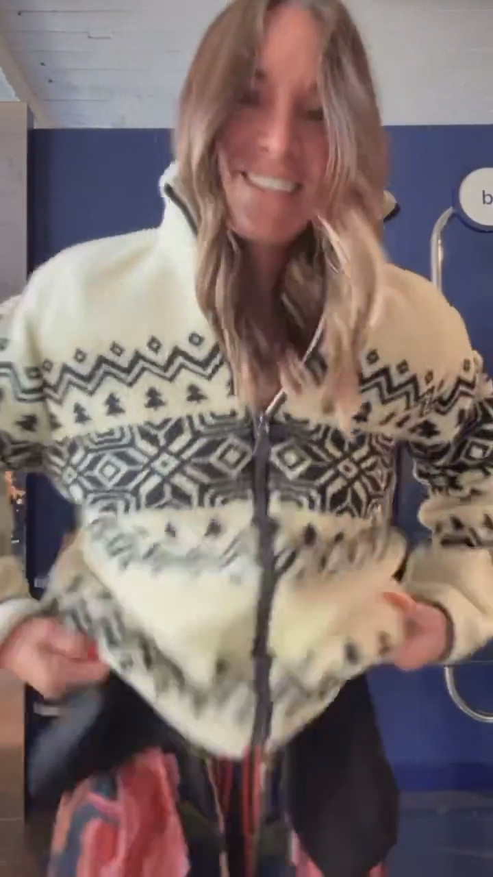 This is a men’s jacket/sweater but I love the print of it and it’s so comfy! 

#menswear #sweater #zipup


#LTKHoliday #LTKTravel #LTKSeasonal