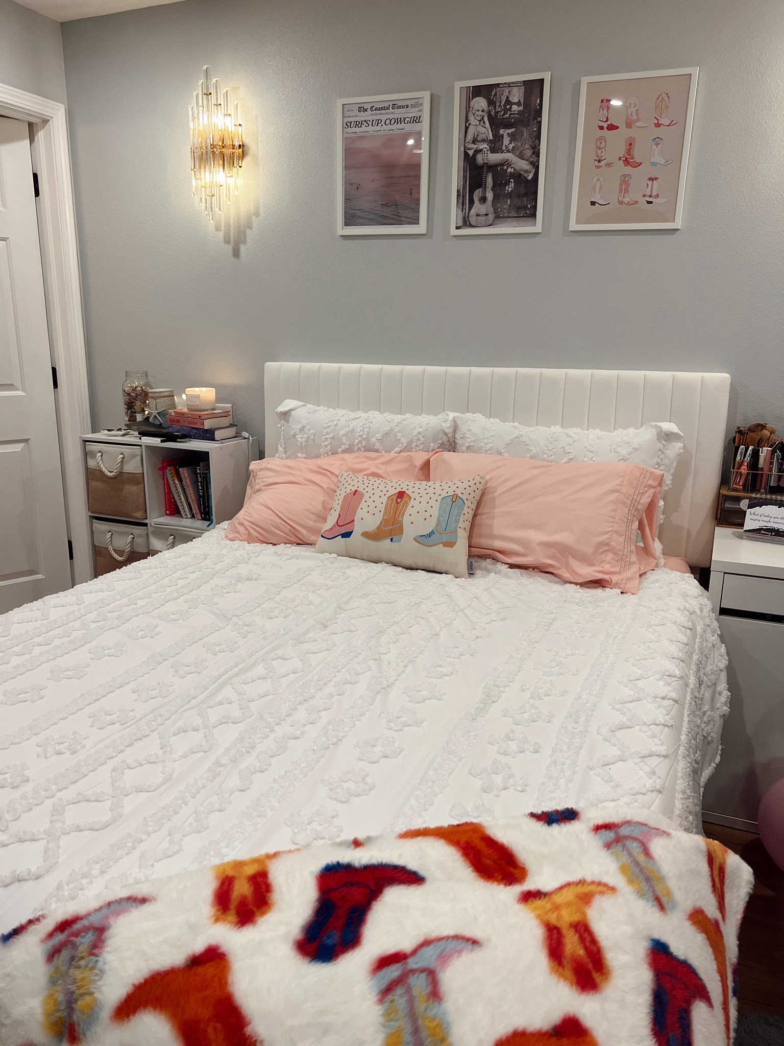 College bedroom decor for queen bed