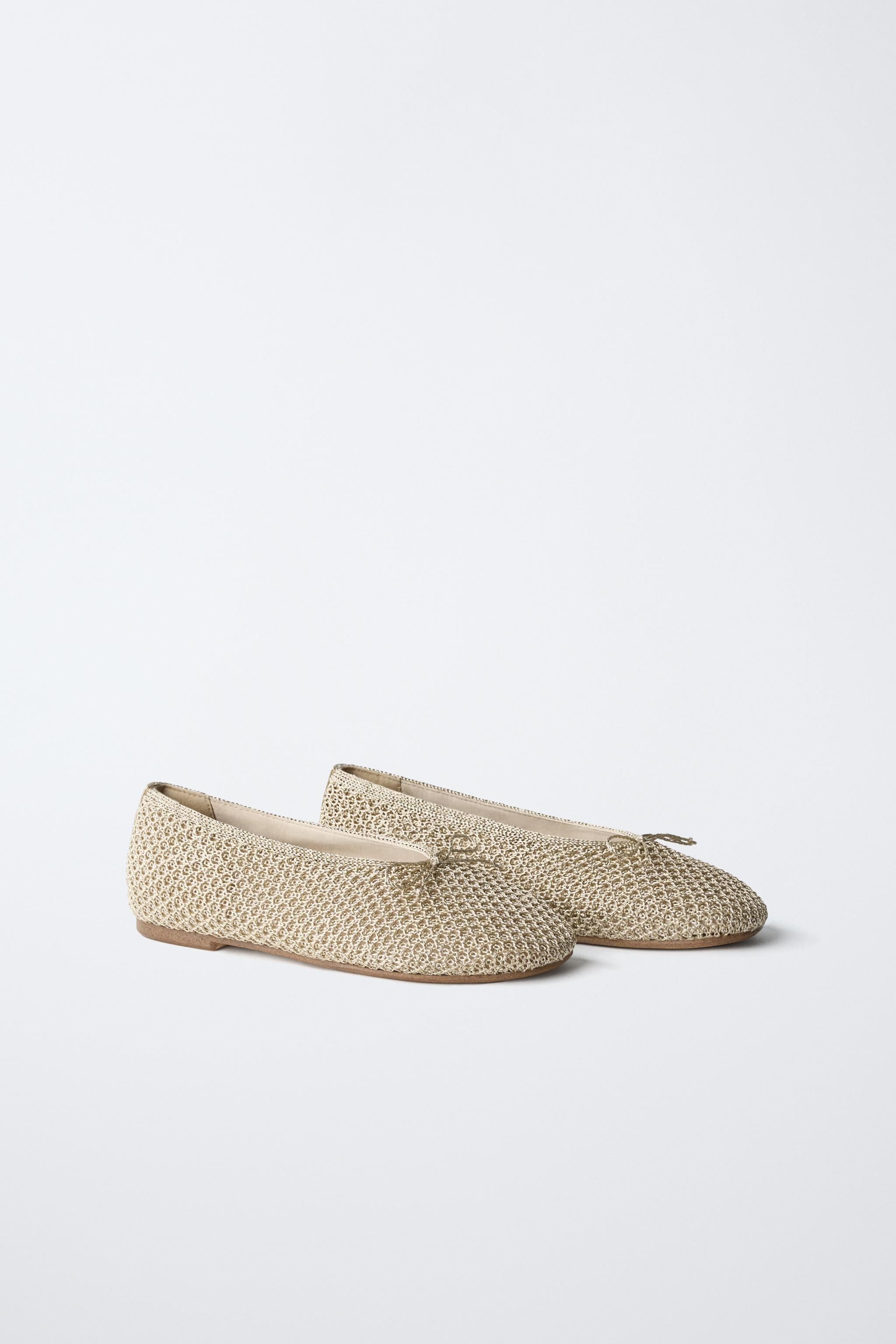 DescriptionContentsMeasurementsBallet flats with a crochet effect finish and a bow detail on the ... | Zara US