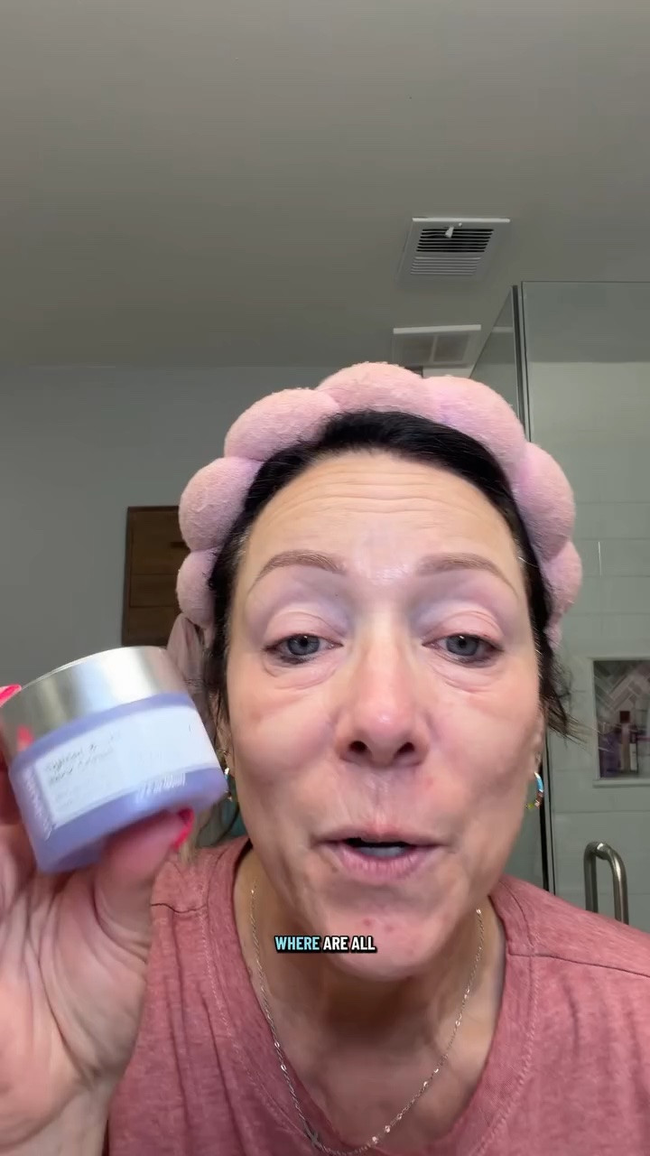 The GoPure Tighten and Lift Neck Cream has honestly been one of my longest-running skincare staples. I keep coming back to it because it feels lightweight, hydrating, and works so easily into my daily skincare routine.@Gopure