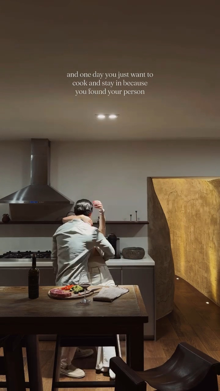 my definition of a super fun night on a trip 🤎🥹

Quién nos sigue desde que hacíamos videos bailando? 

✨Si te quieres vestir como nos vestimos en el vídeo: TODOS los enlaces están en mi biografía.

#cooking #nightin #dateathome #couplescooking