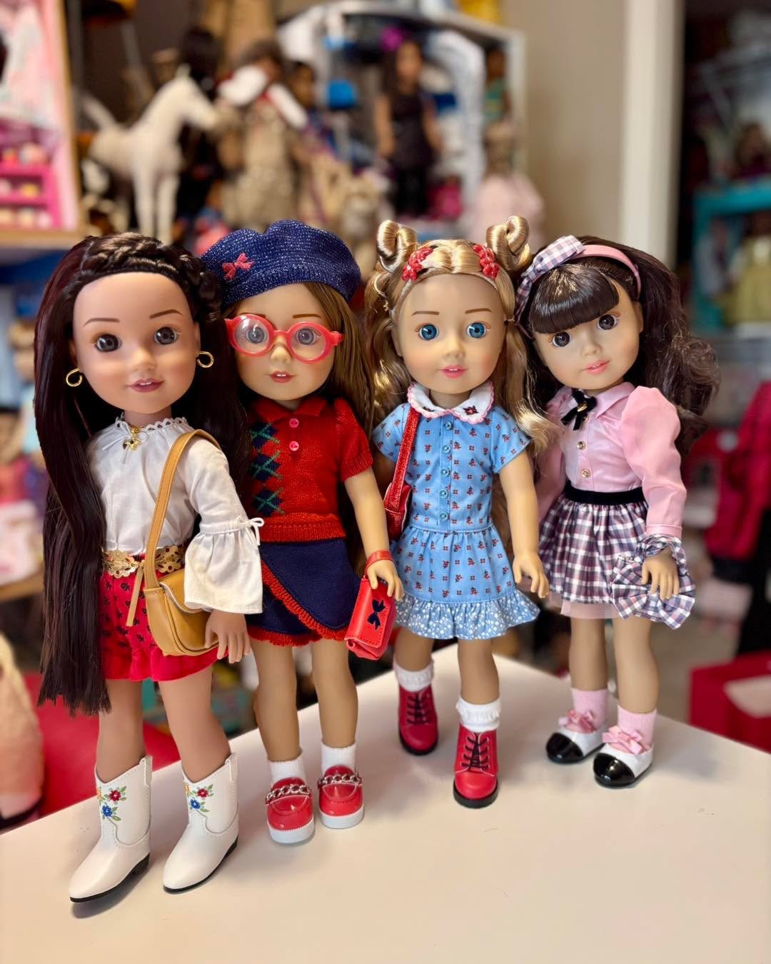 Strike a pose with the modern era girls!! 📸💖 
#agig #americangirlbrand #americangirldolls #historicalcharacters #josefinamontoya #mollymcintire #samanthaparkington #kirstenlarson #americangirldoll #loveag