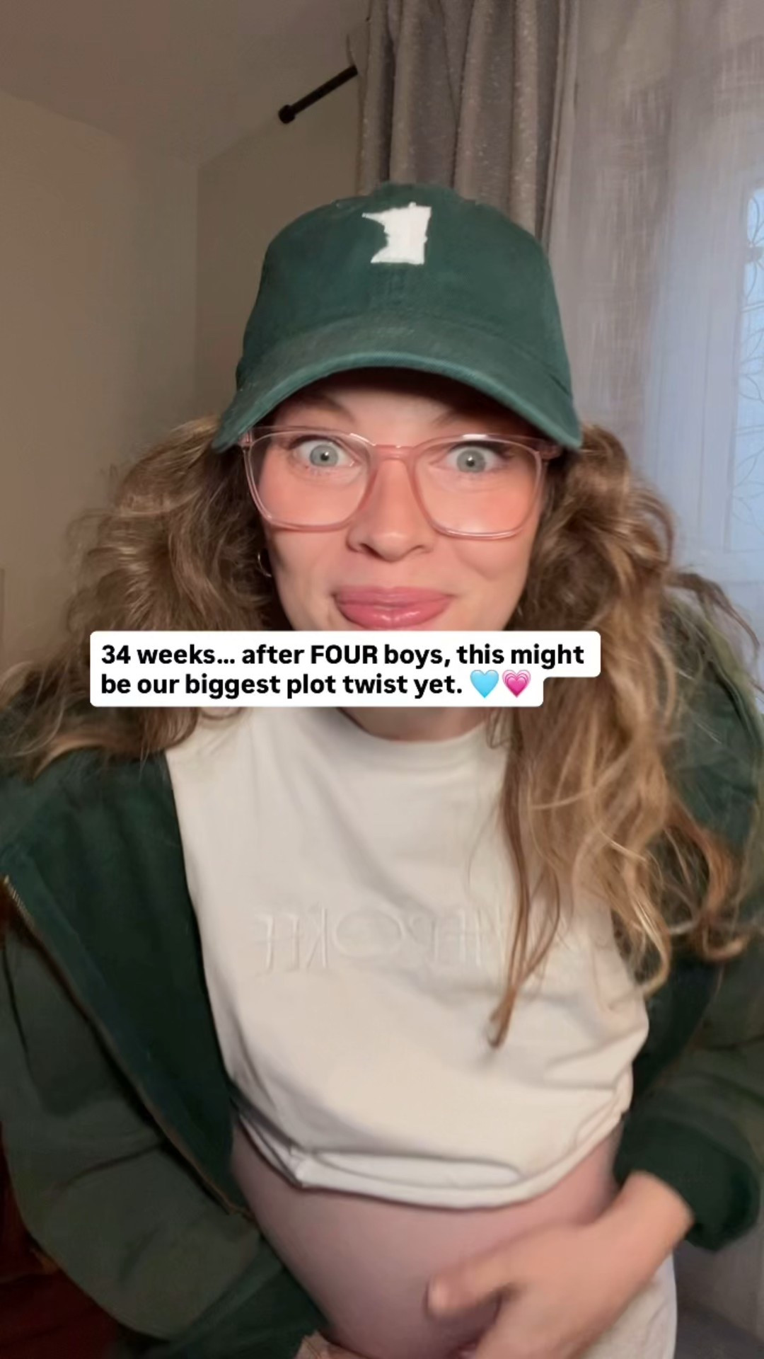 I’m so obsessed with green lately… it’s a problem! Lol 😂 large in hoodie, large in t shirt, and medium in pants! 