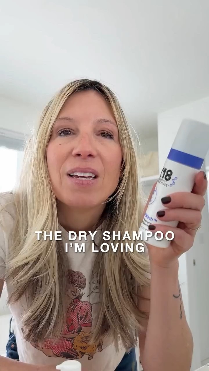 I've been loving this dry shampoo! Here's a little demo on how to boost your hair💛
