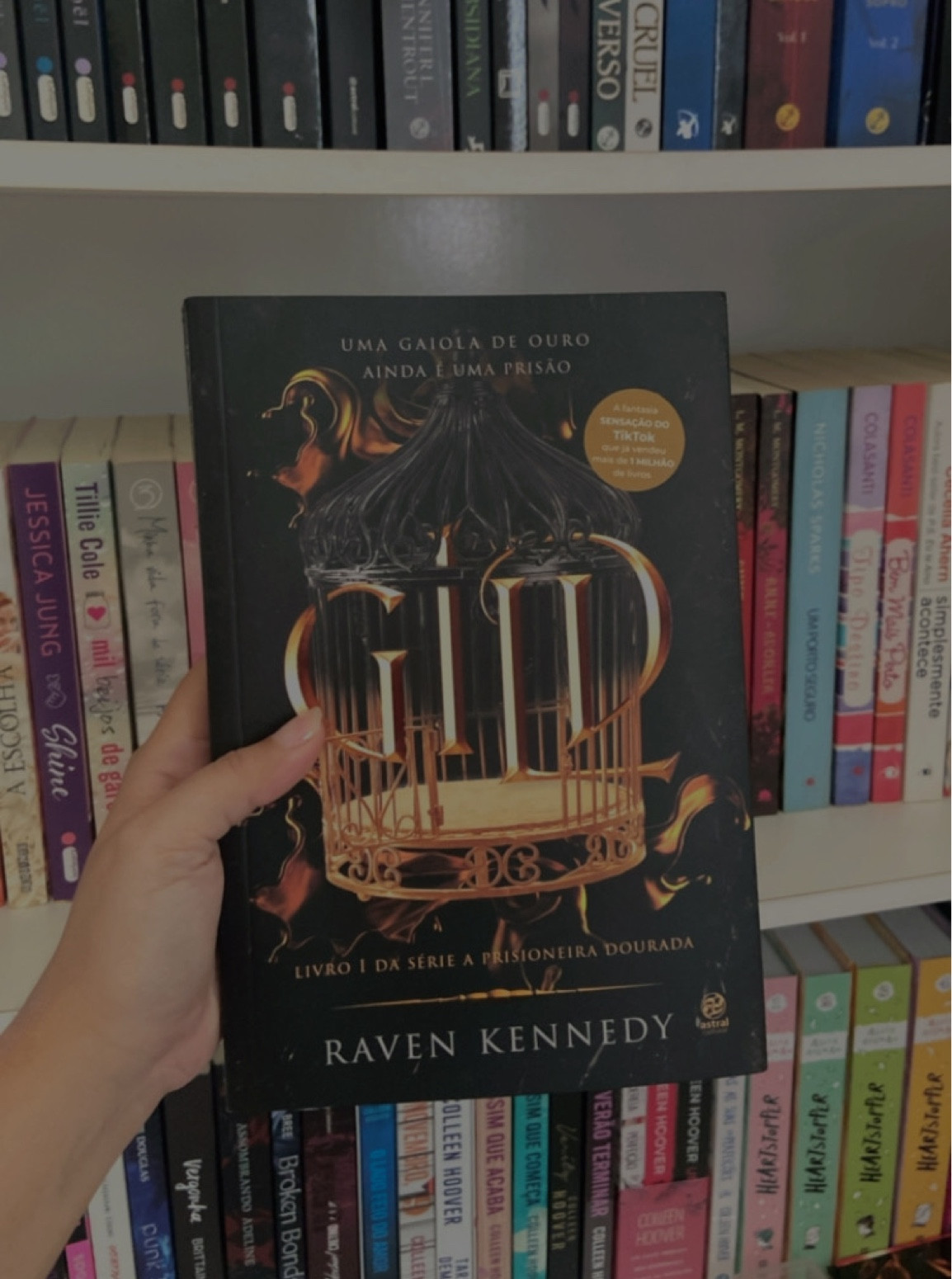 Livro 📖gild 

““Quando as pessoas olham para mim, não é para apreciar minhas curvas ou decifrar os pensamentos em meus olhos. Não, elas só se preocupam com uma coisa, e é o brilho da minha pele.
Porque ela é de ouro.” 

“Acho que tinha de acontecer, depois de tanto tempo vivendo aqui Que importância tem o fato de sua gaiola ser de ouro maciço, se você não pode sair dela? Uma gaiola é uma gaiola, mesmo que seja de ouro.”


#LTKbrasil #LTKFind #LTKsalealert