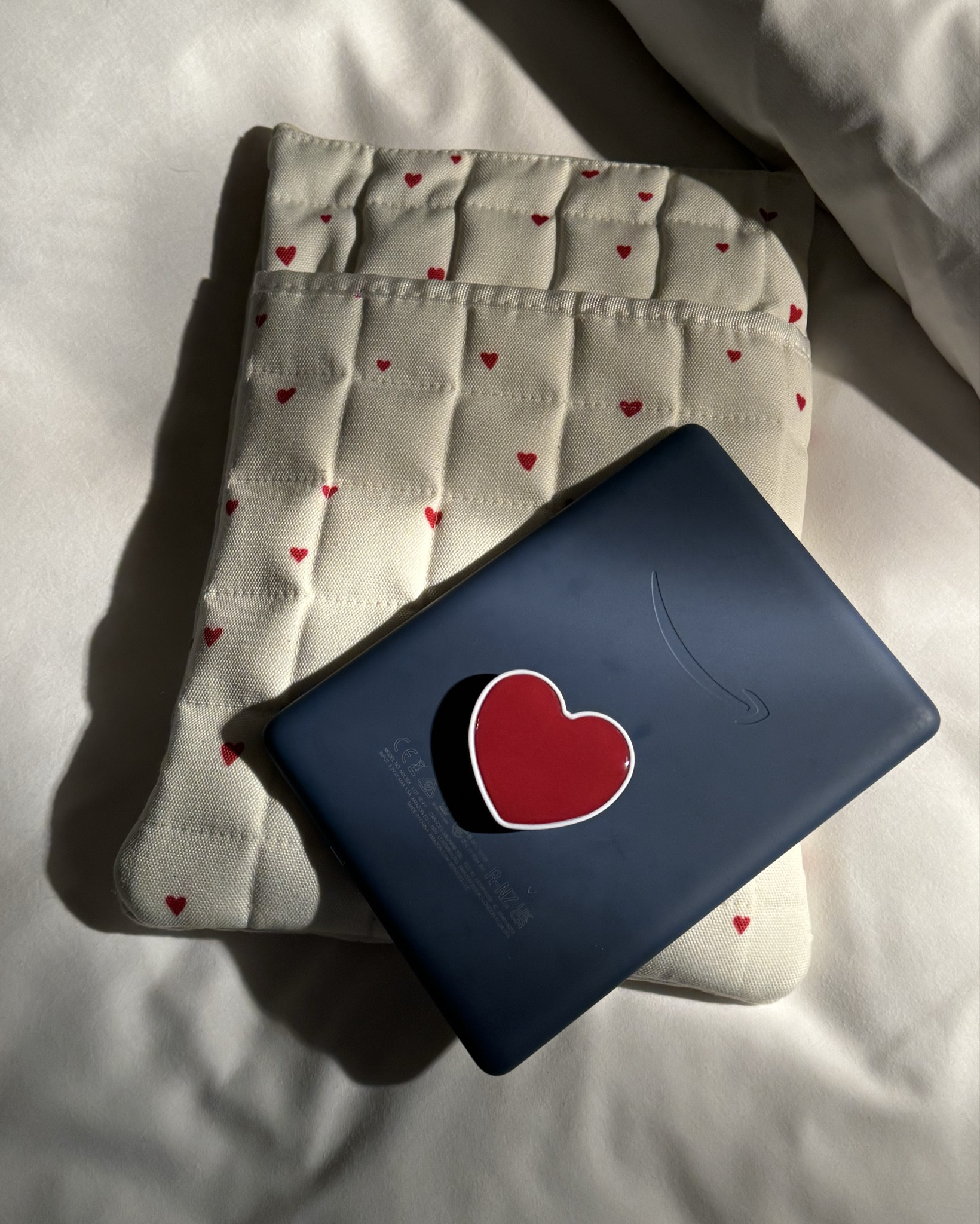 Kindle & heart pop socket 