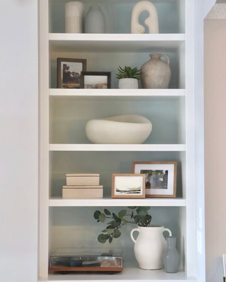 Shelfie Sunday 

Shelf stylin, bookcase shelf, built in shelving, decor, vases, art prints, 

#LTKhome #LTKfindsunder100 #LTKfamily