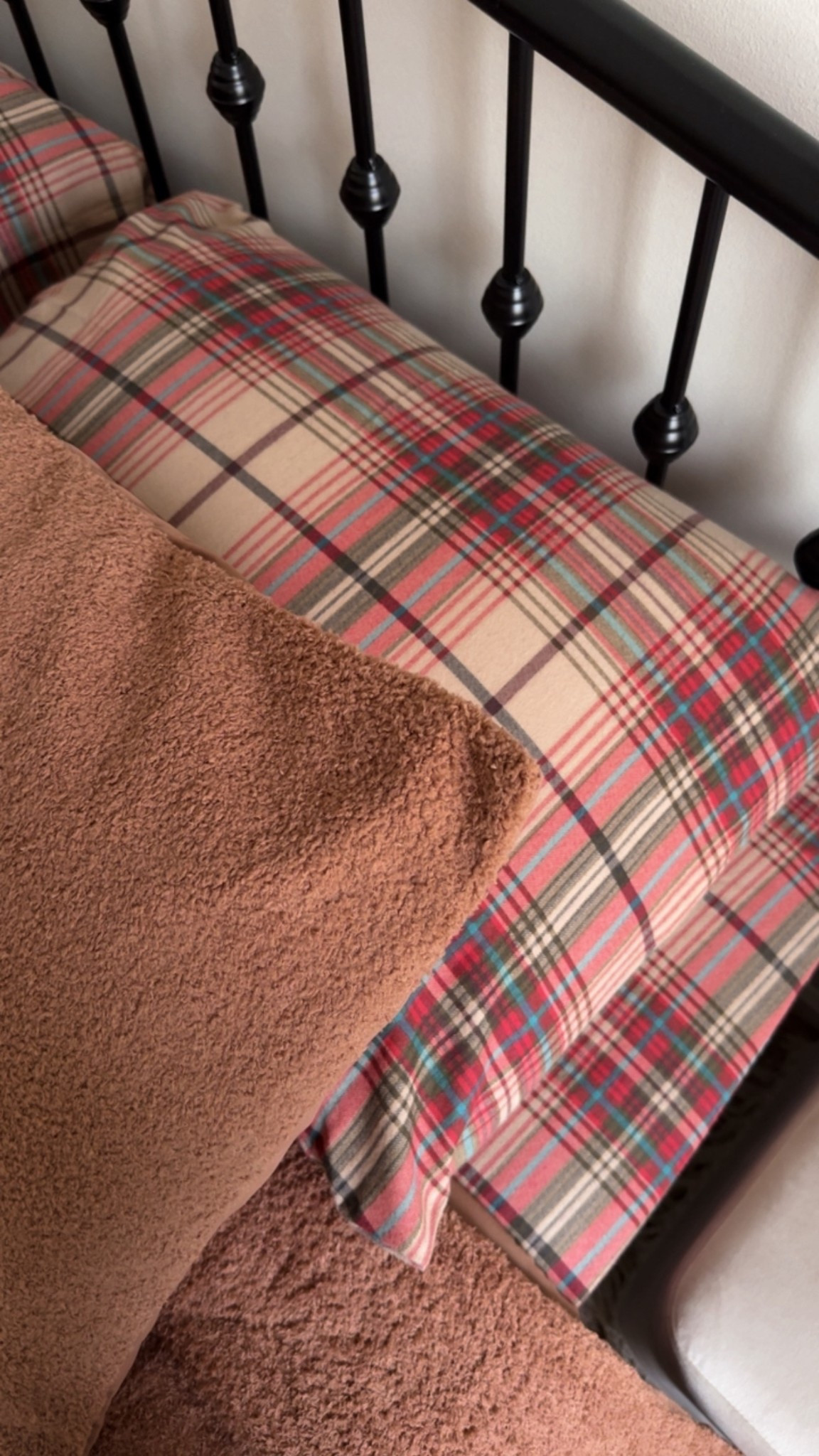 The coziest flannel sheets in our guest bed

#LTKHome #LTKSeasonal